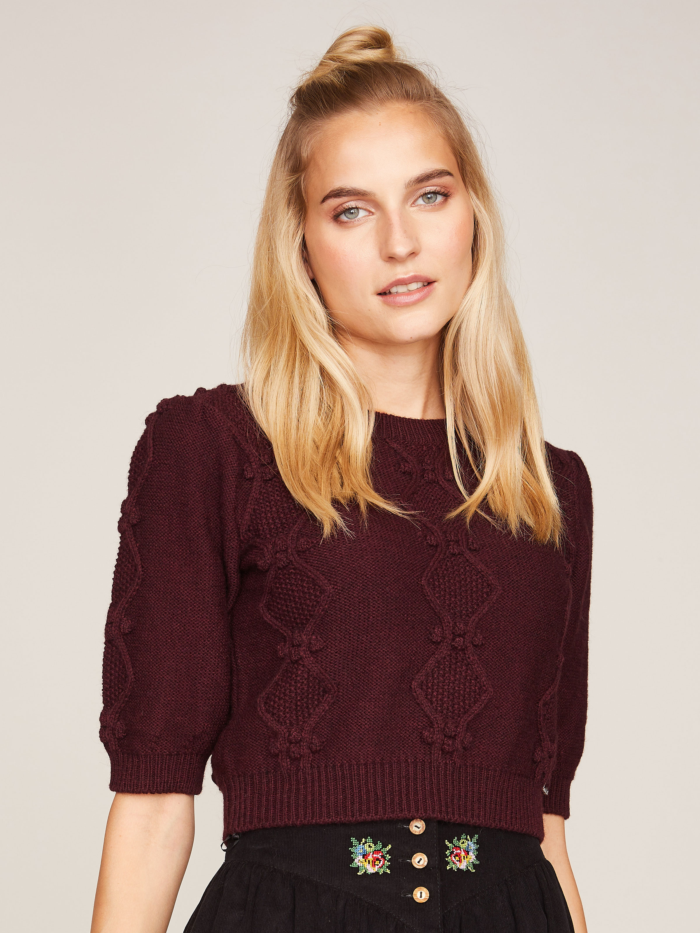 Dunkelroter Strickpullover mit aufwendigem Muster