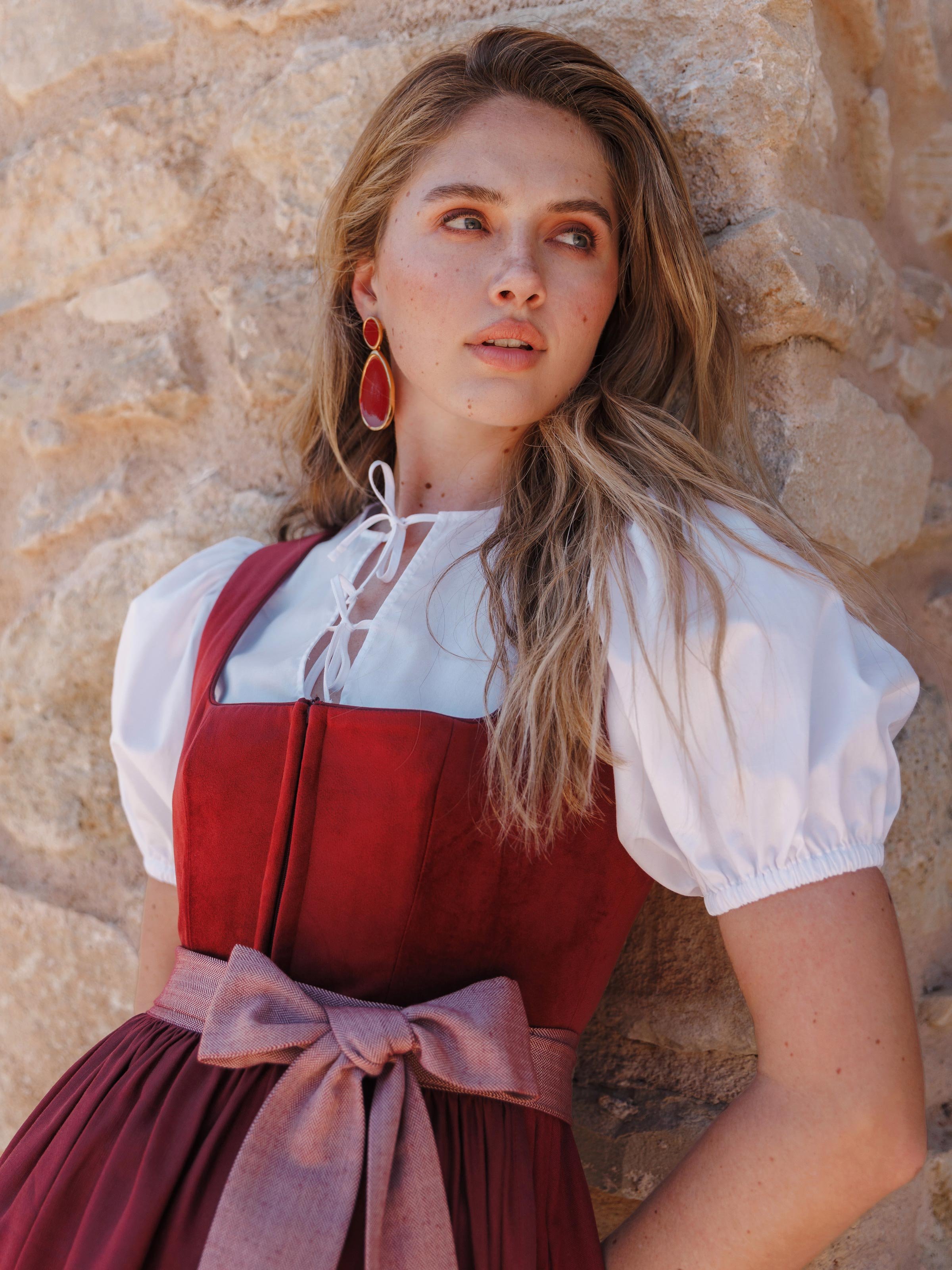 Weiße Dirndlbluse mit Puffärmel