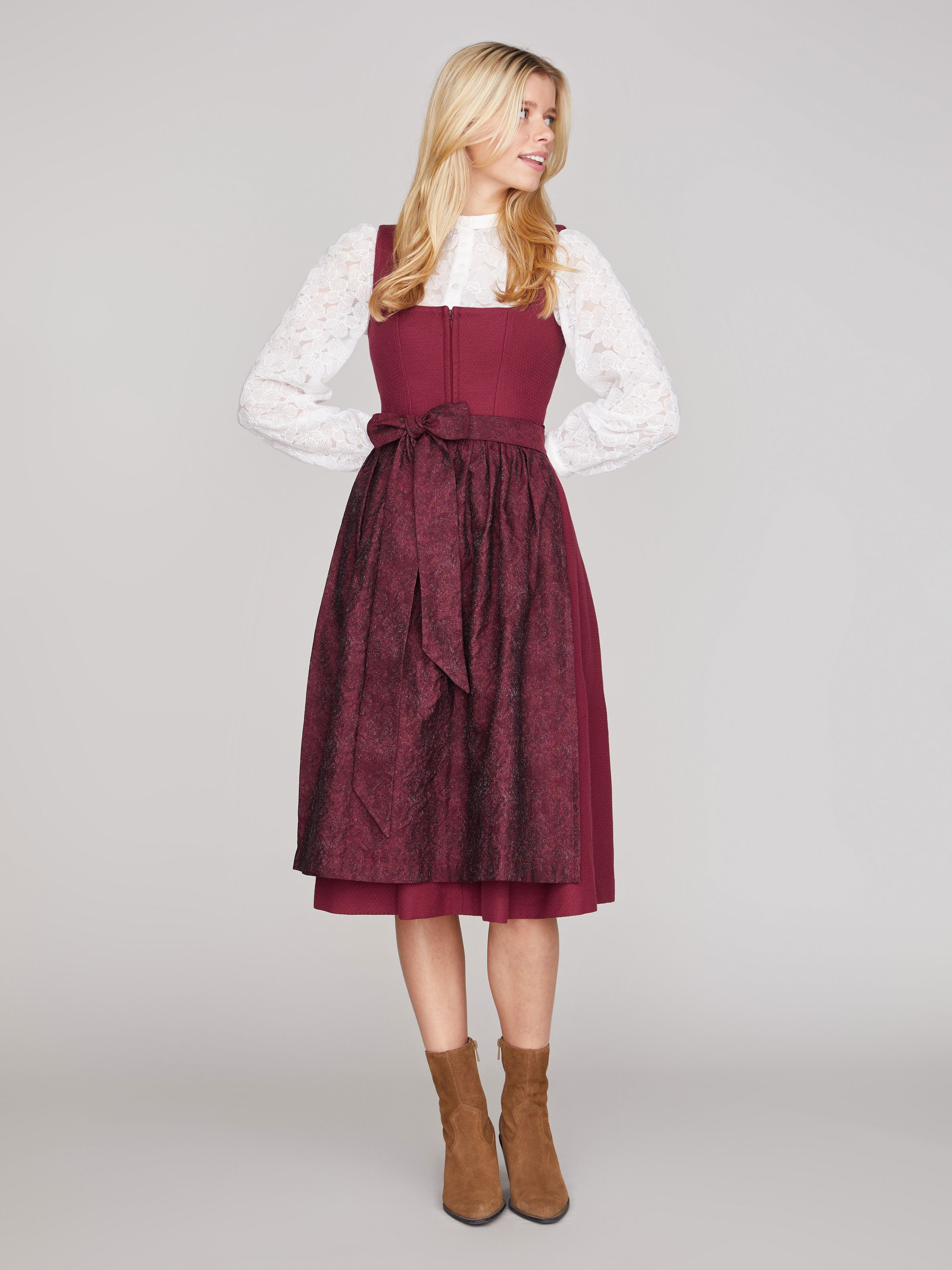 Rubinrotes strukturiertes Dirndl Rubinrotes strukturiertes Dirndl