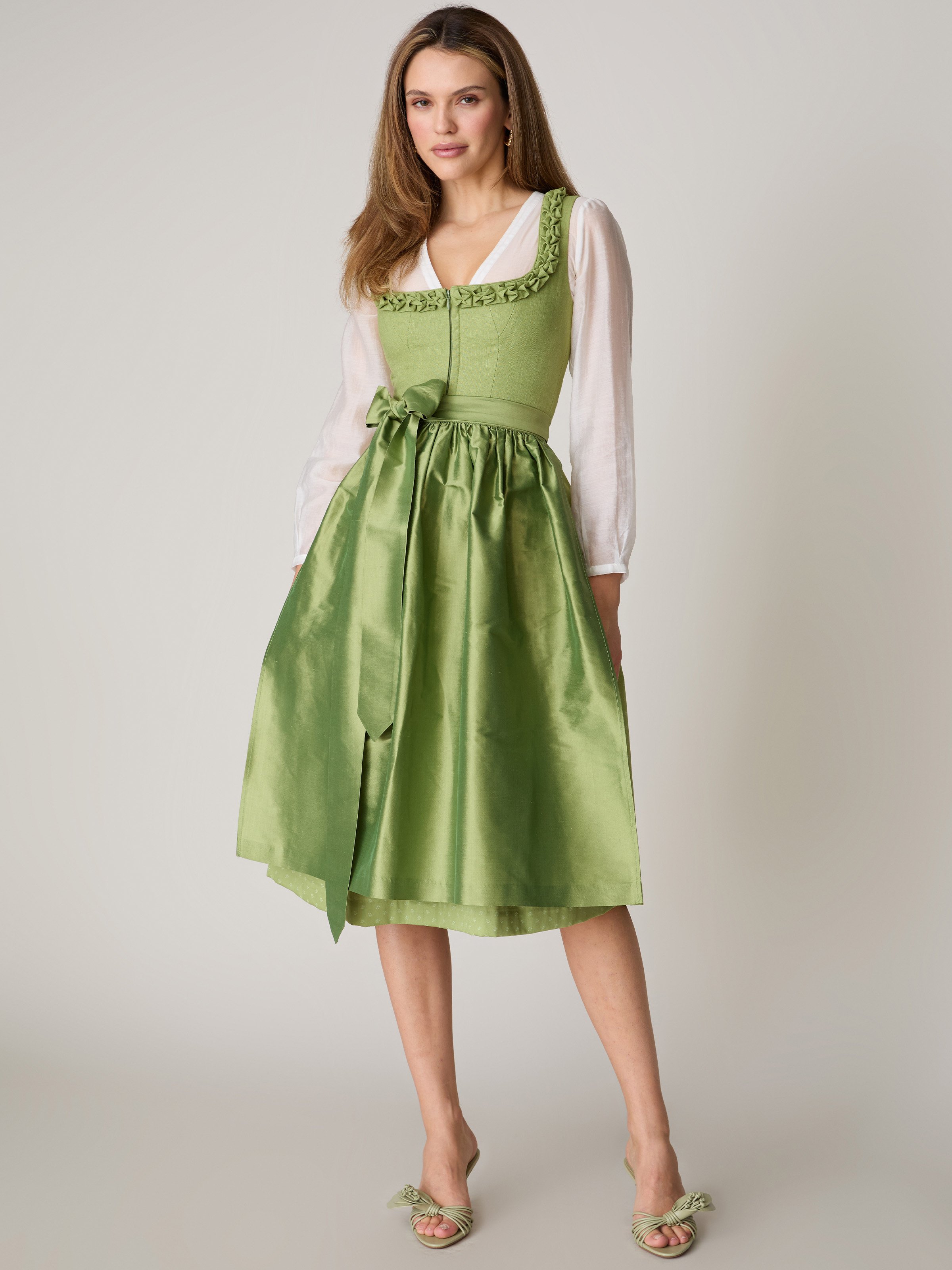 Hellgrünes Dirndl mit Froschgoscherln