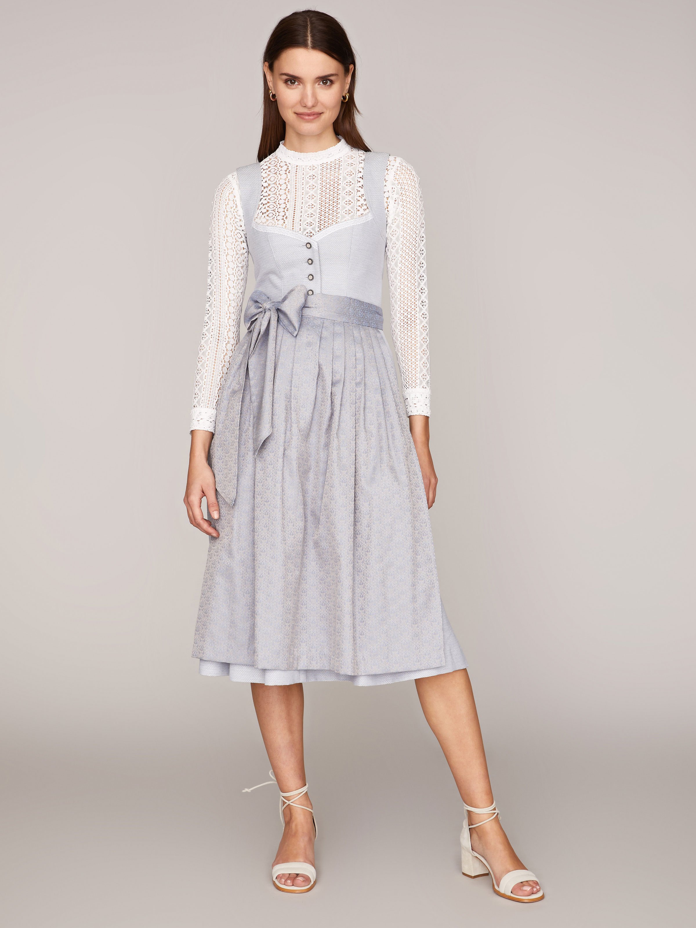 Eisblaues Dirndl mit Herzausschnitt Eisblaues Dirndl mit Herzausschnitt