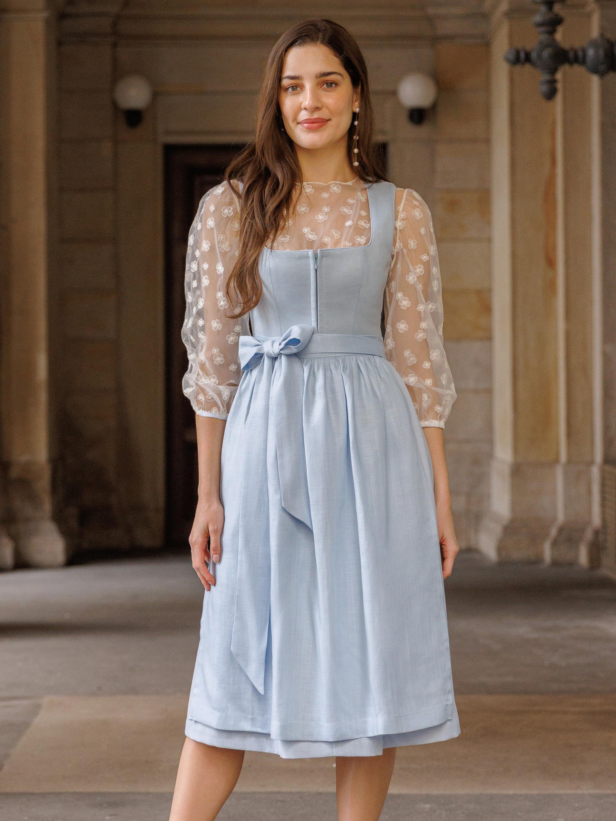Hellblaues Dirndl mit Velours Mieder
