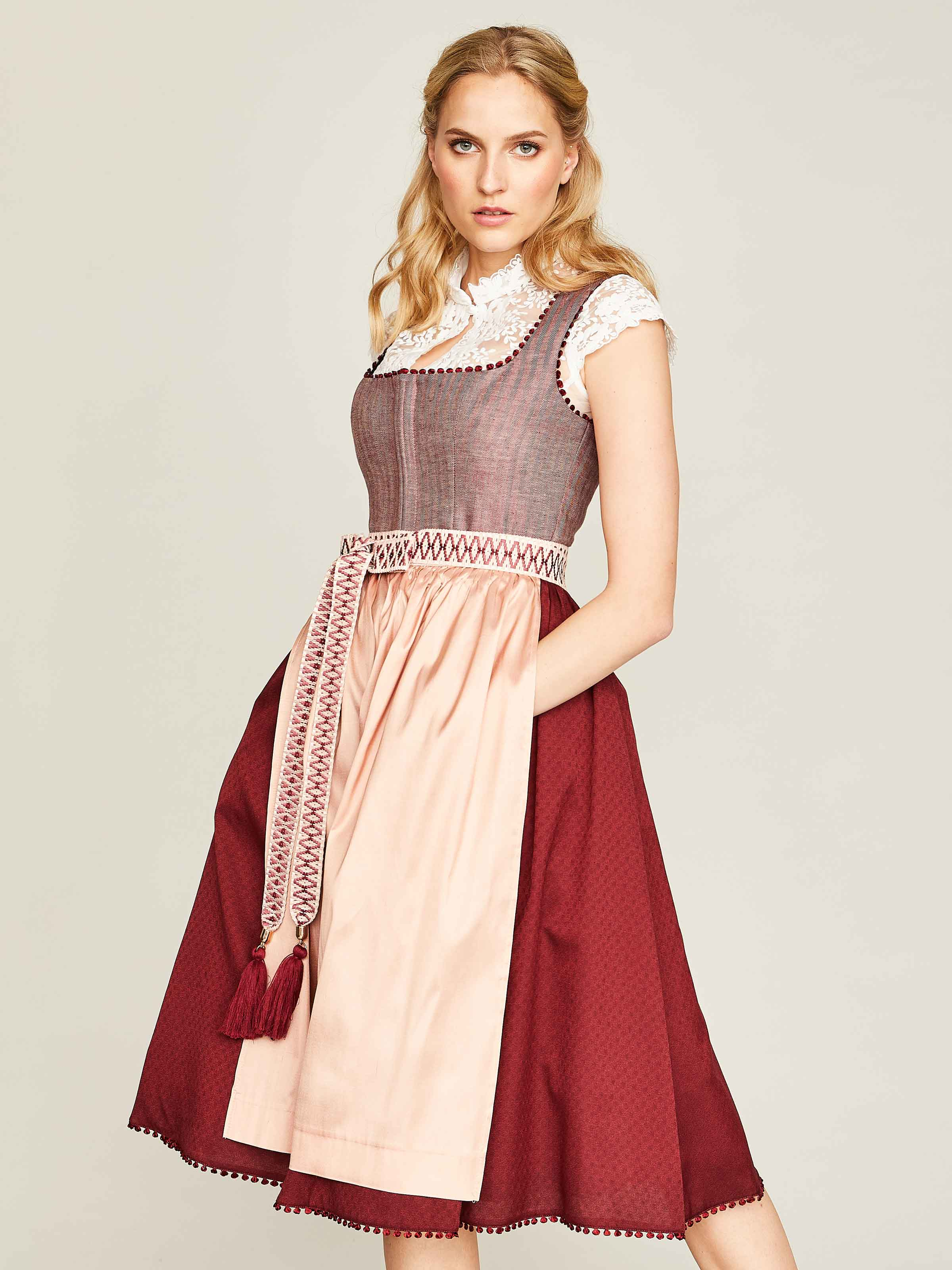 Leinen-Dirndl in Beere