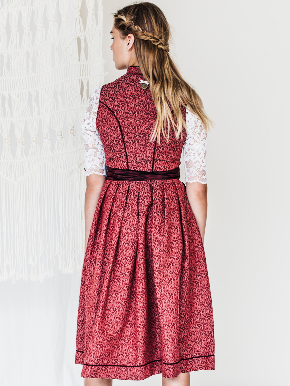 Rotes Dirndl mit Stehkragen
