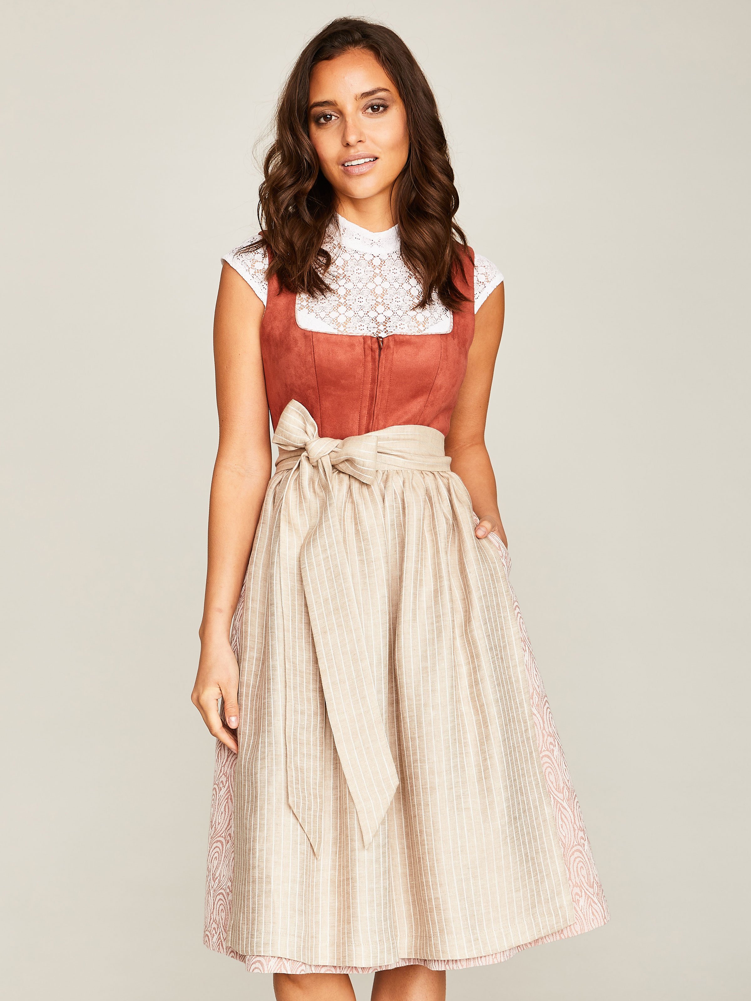 Rostbraunes Dirndl im Animalprint mit zwei Schürzen
