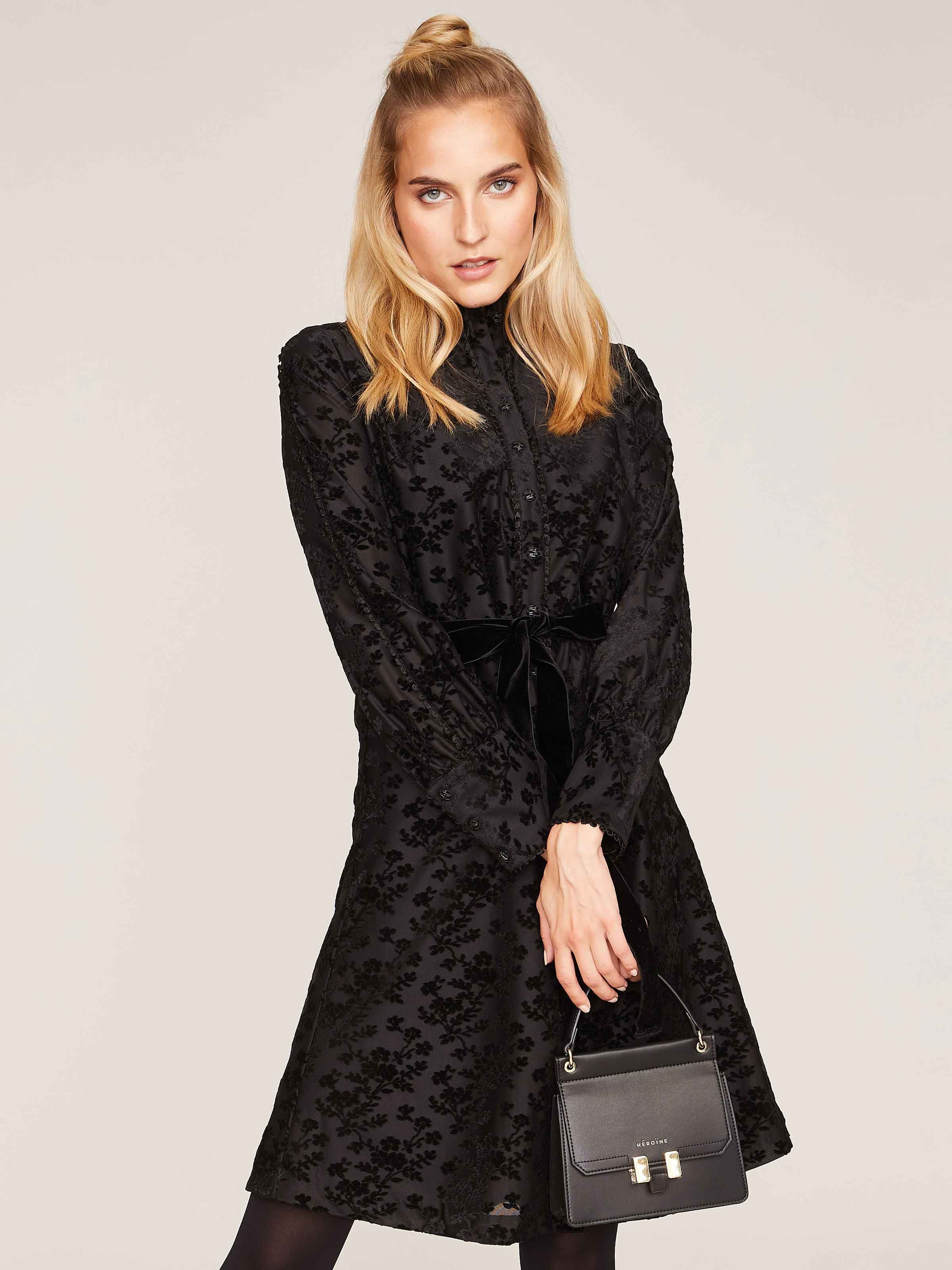 Schwarzes Kleid mit Samt-Muster und Taillengürtel