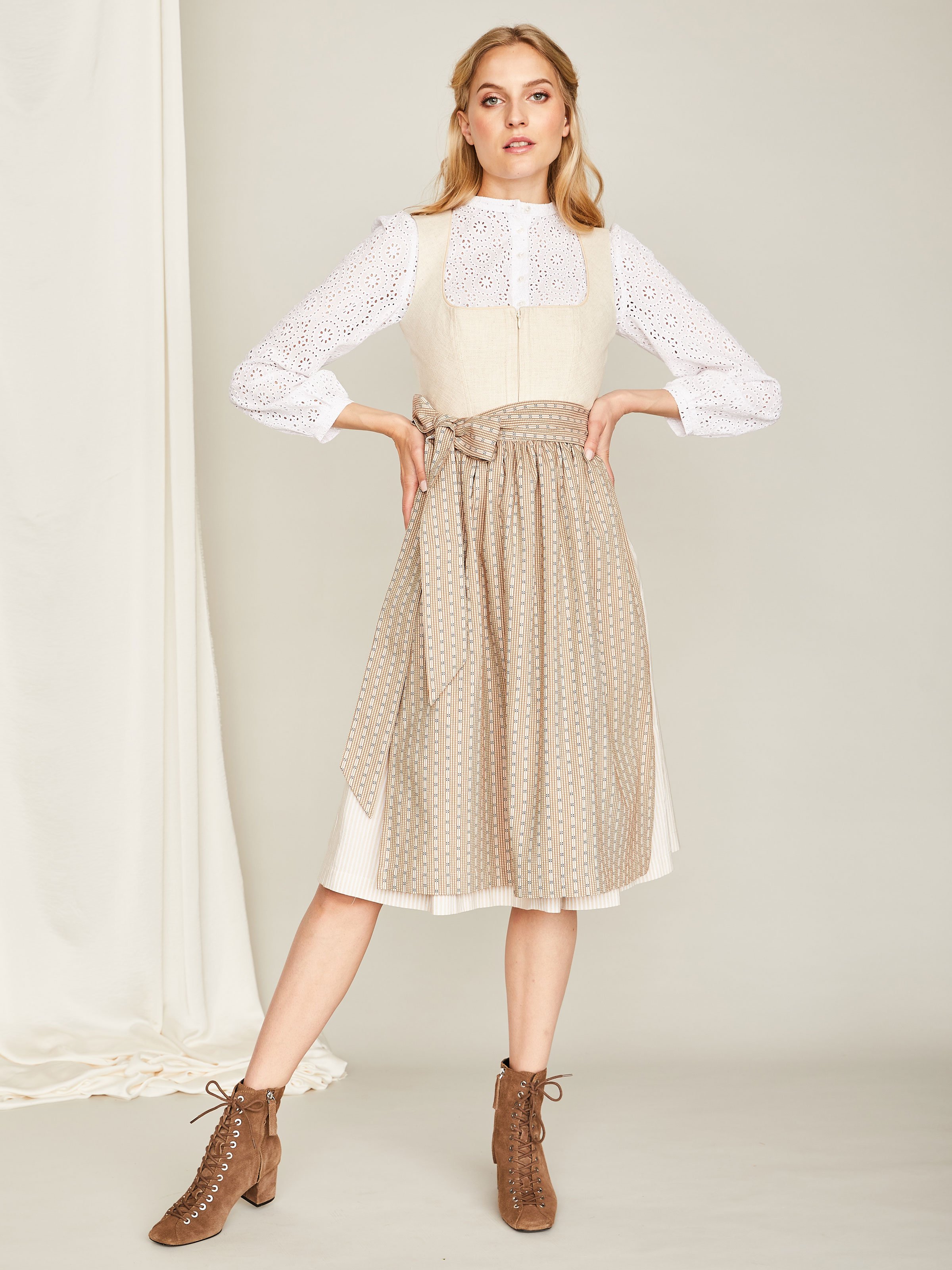 Beiges Leinen-Dirndl 