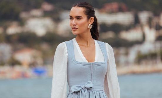 Leinen Dirndl in Hellblau mit Schnursteppung  Leinen Dirndl in Hellblau mit Schnursteppung