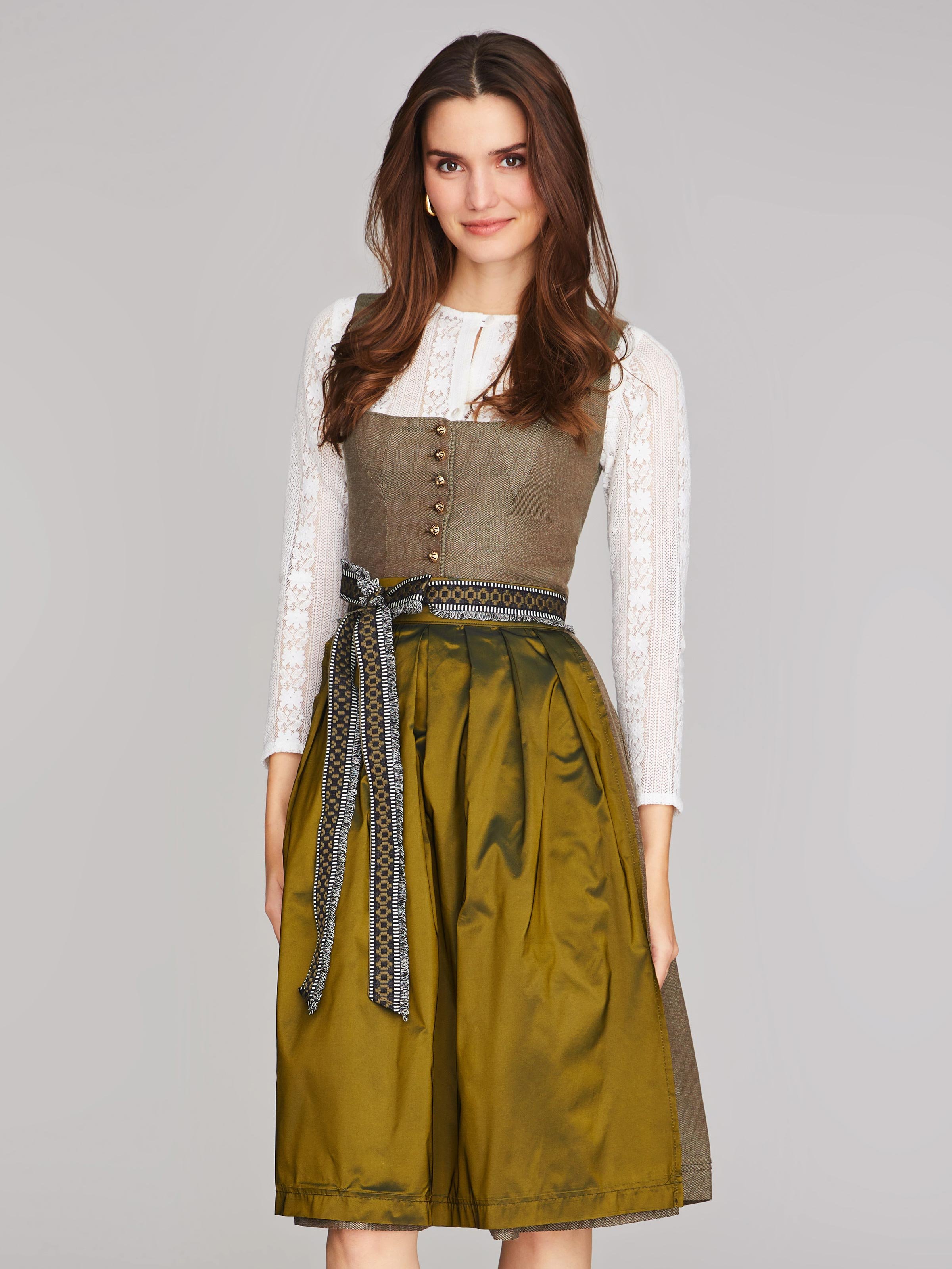 Olivgrünes Dirndl mit auffallendem Schürzenband