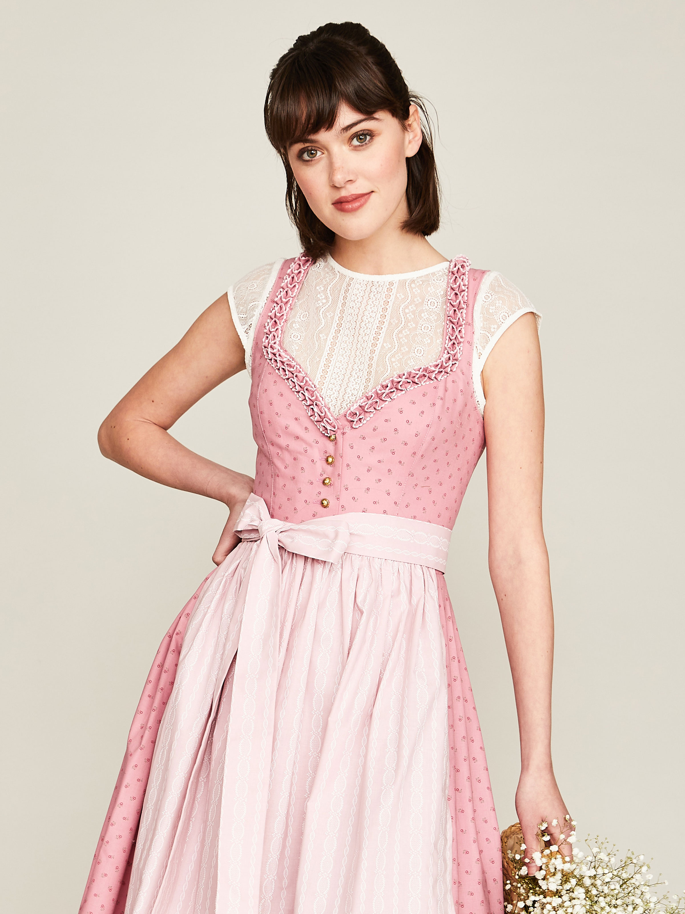 Rosa Dirndl mit Froschgoscherl am Herzausschnitt