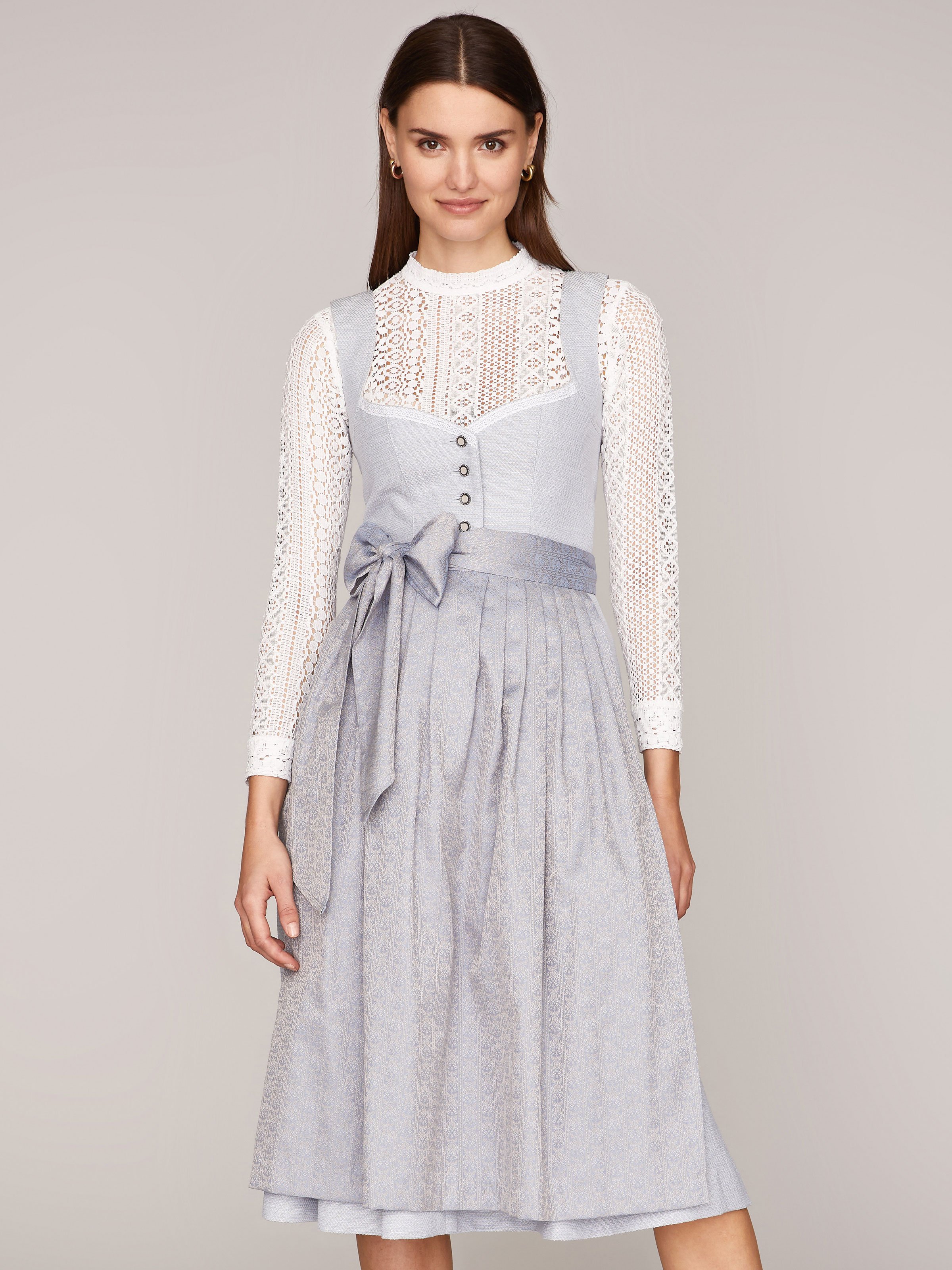Eisblaues Dirndl mit Herzausschnitt Eisblaues Dirndl mit Herzausschnitt