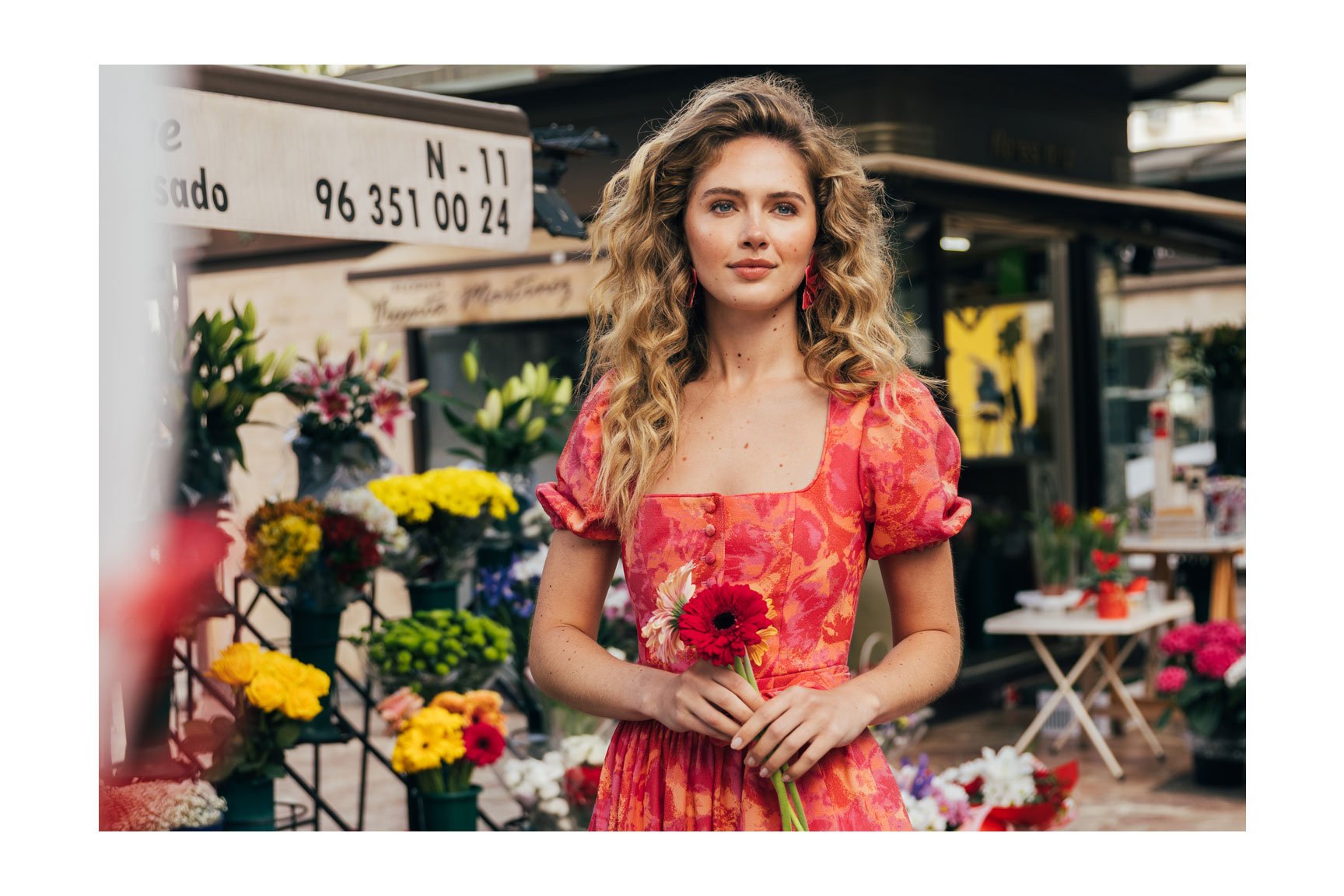 Buntes Dirndl mit Puffarm