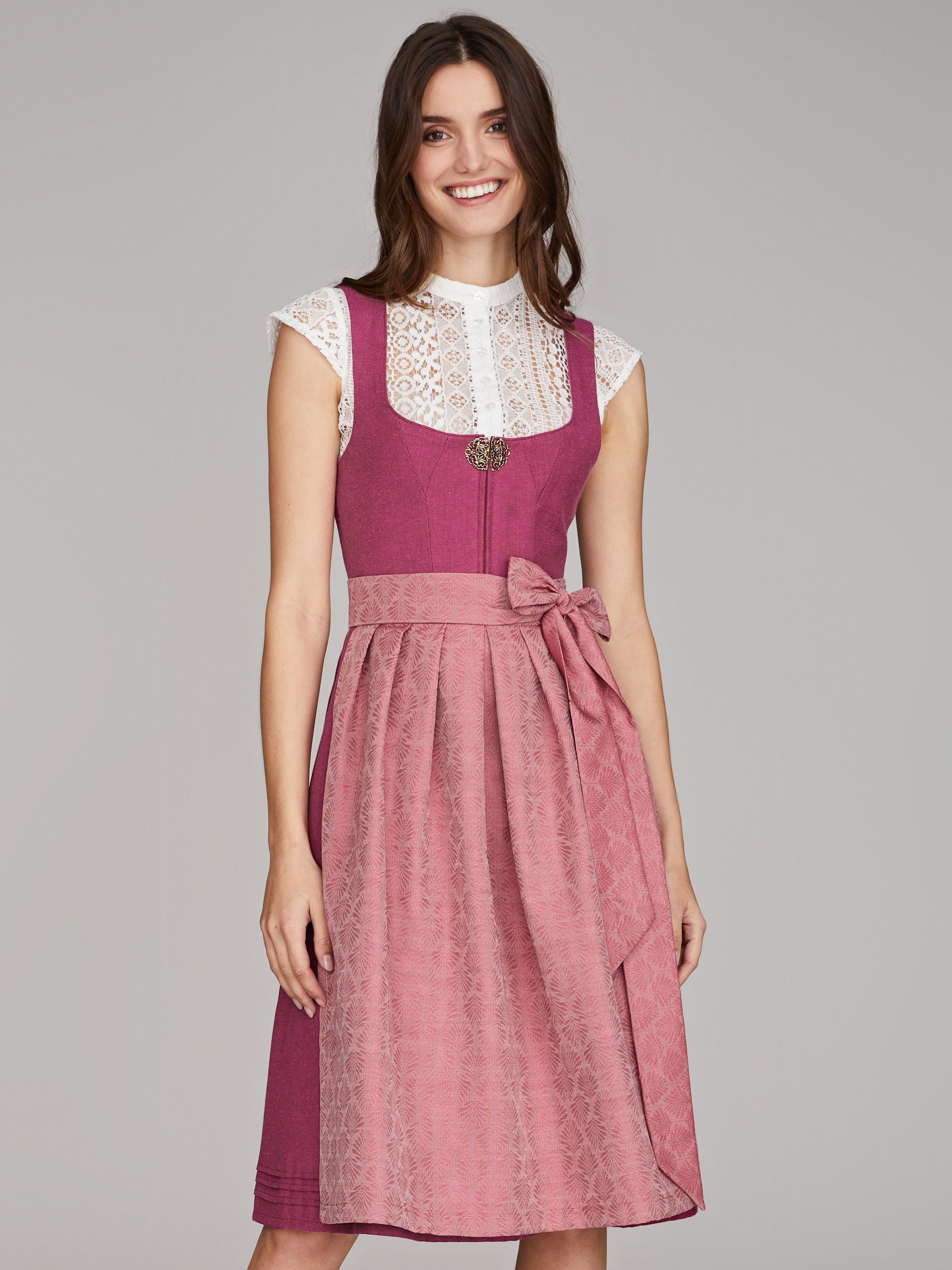Beerenfarbenes Dirndl mit goldener Zierschnalle