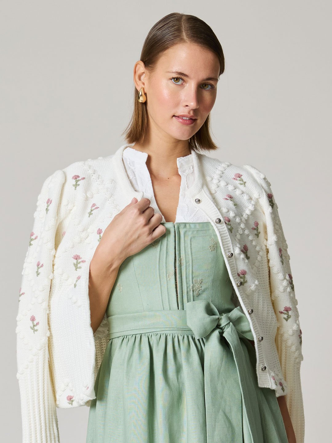 Strickjacke in cremeweiß mit rosa Blumenstickerei