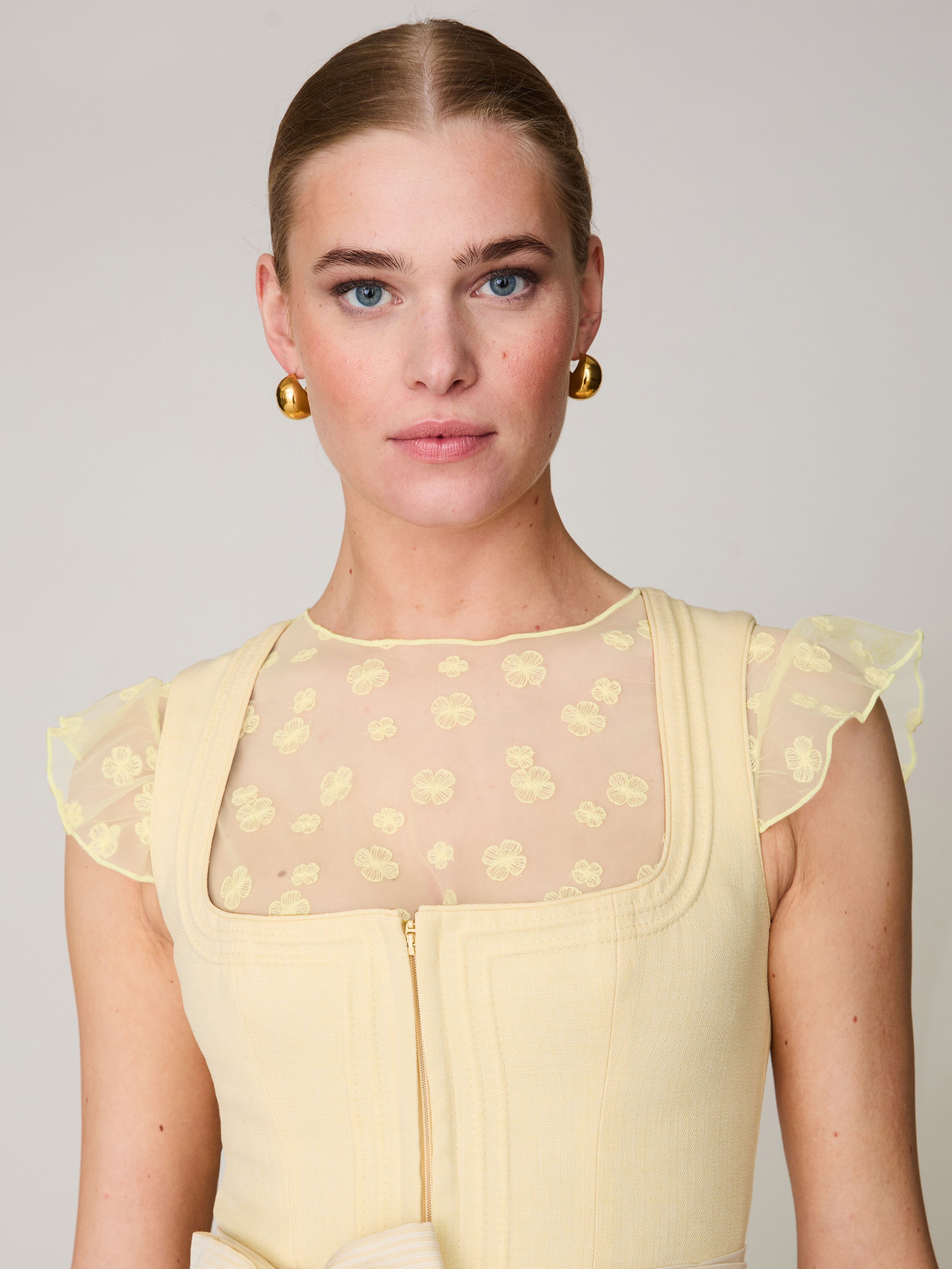 Dirndlbluse in Buttergelb mit Flügelärmel