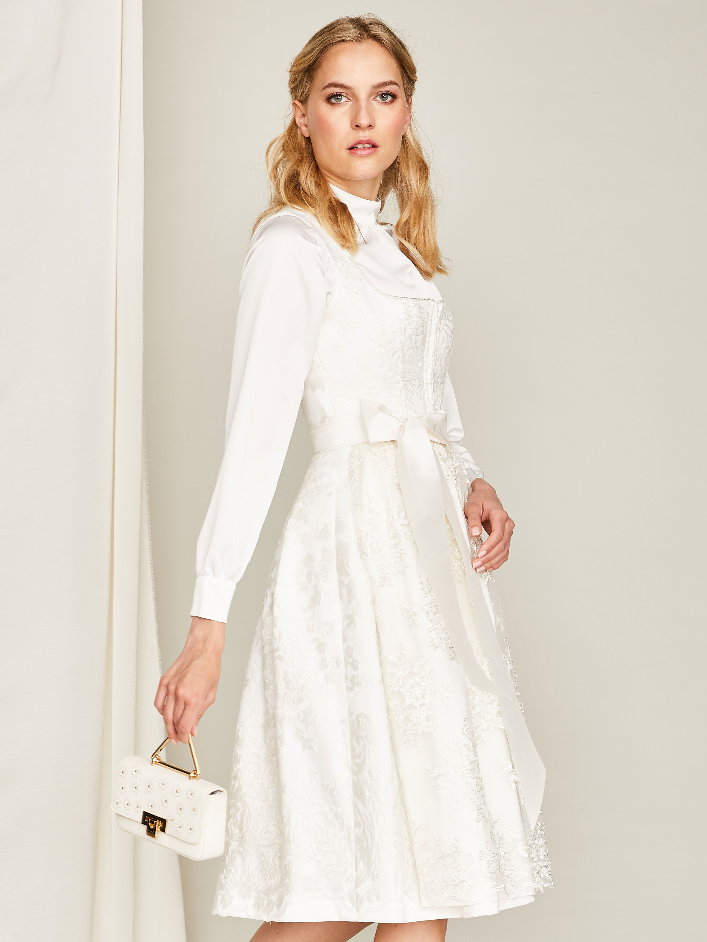 Cremeweißes Hochzeits-Dirndl