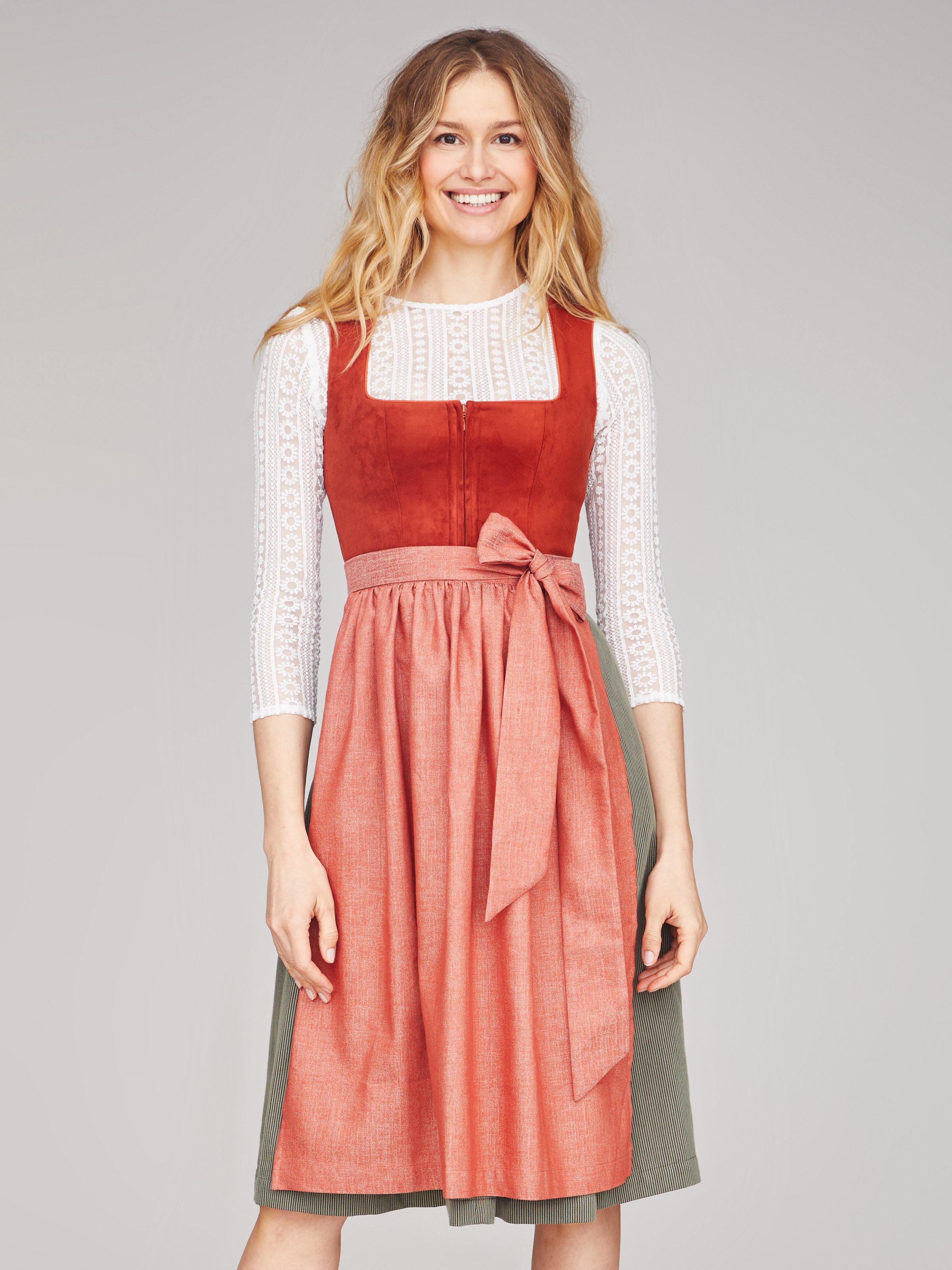 Rostrotes Dirndl mit Velours-Mieder Rostrotes Dirndl mit Velours-Mieder