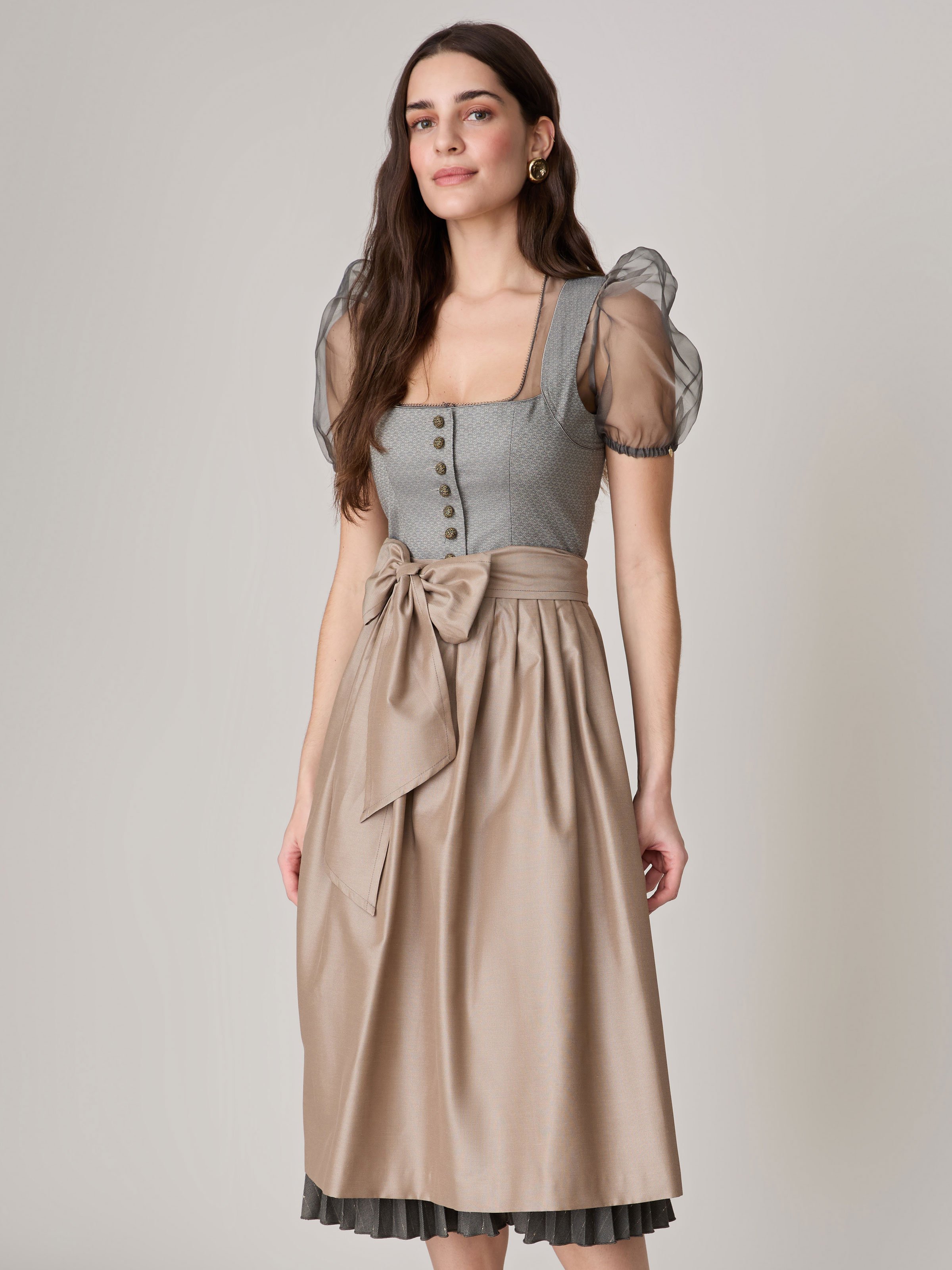 Graues Dirndl mit plissiertem Rock