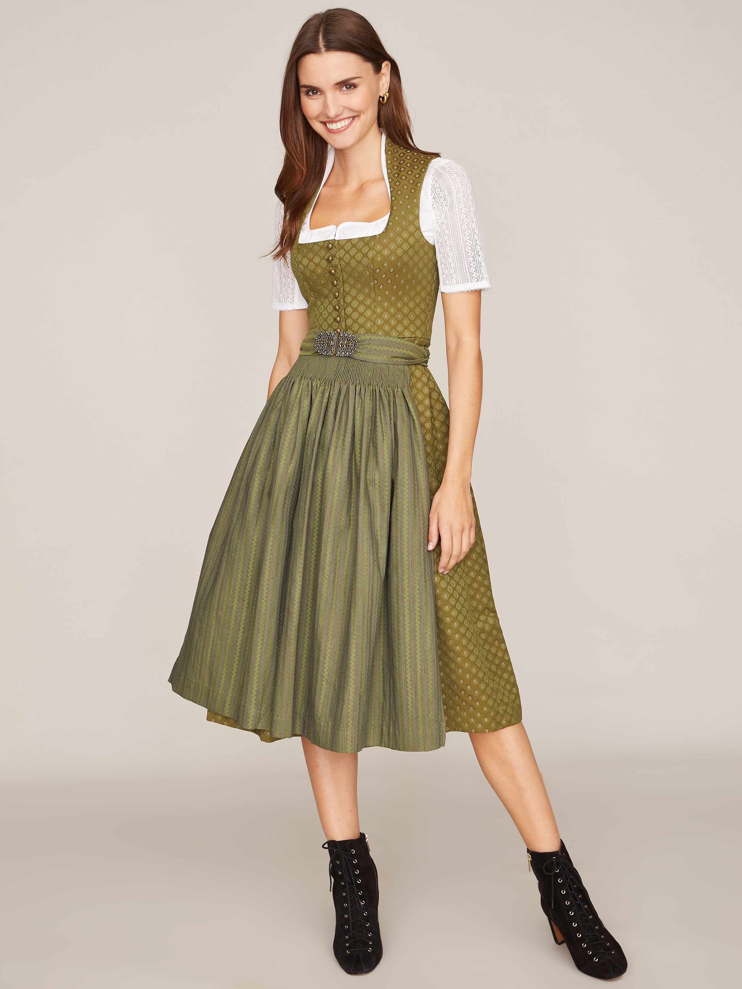 Moosgrünes Dirndl mit Stehkragen