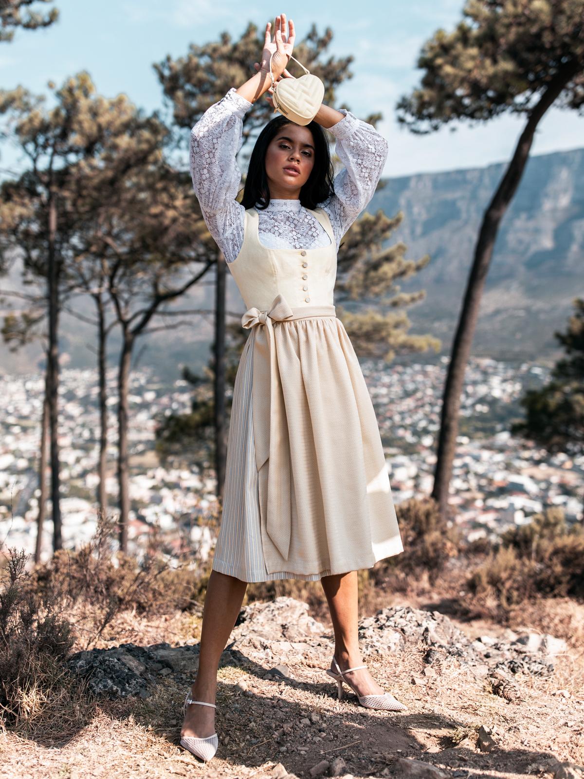 Hellgelbes Dirndl mit zwei Schürzen 