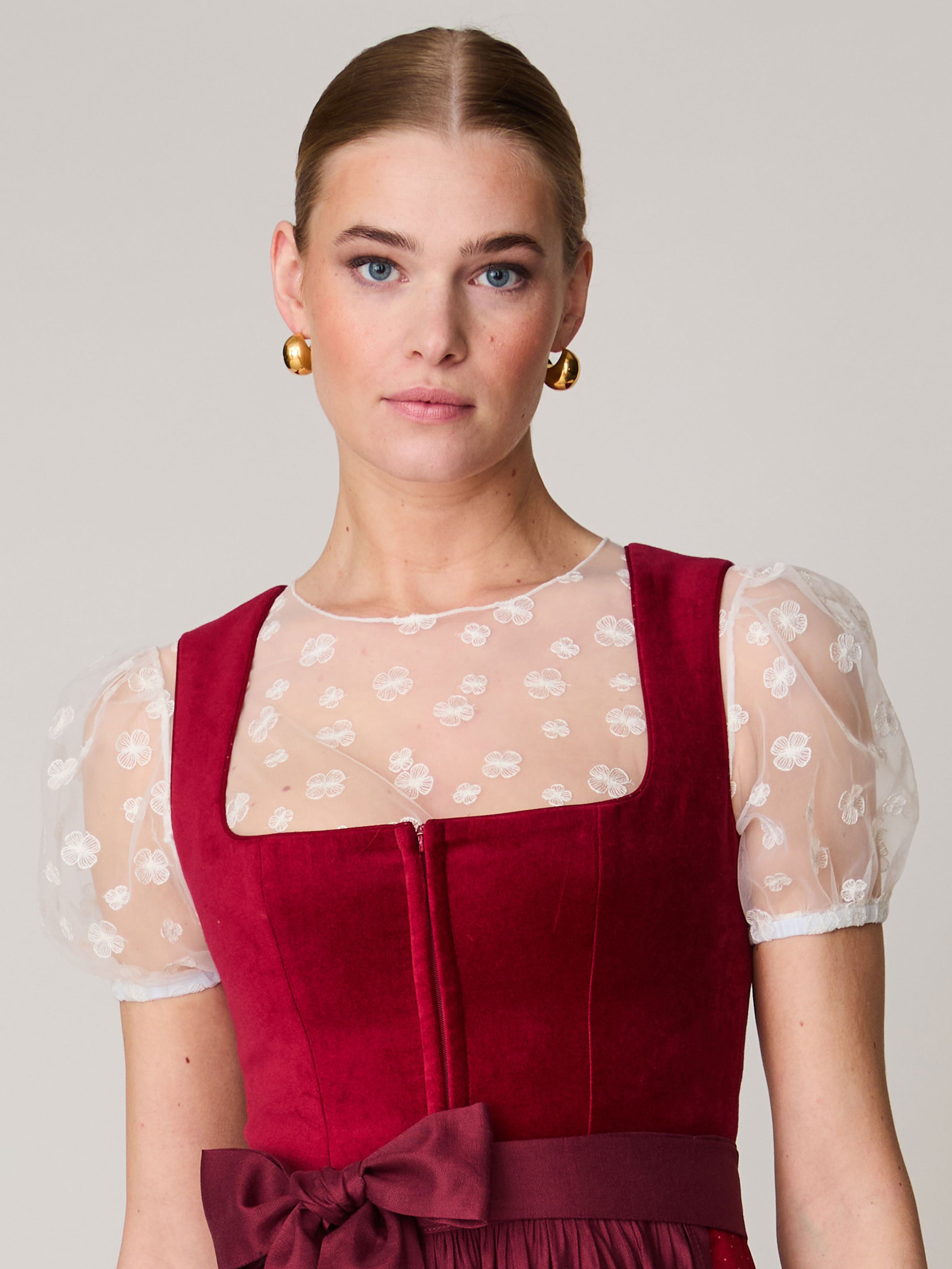 Cremeweiße Dirndlbluse mit Blumenmuster