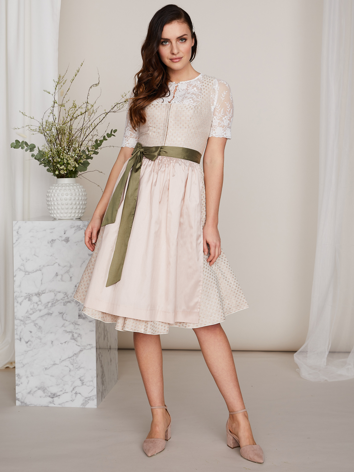 Puderrosa-farbenes Dirndl mit feiner Webstruktur