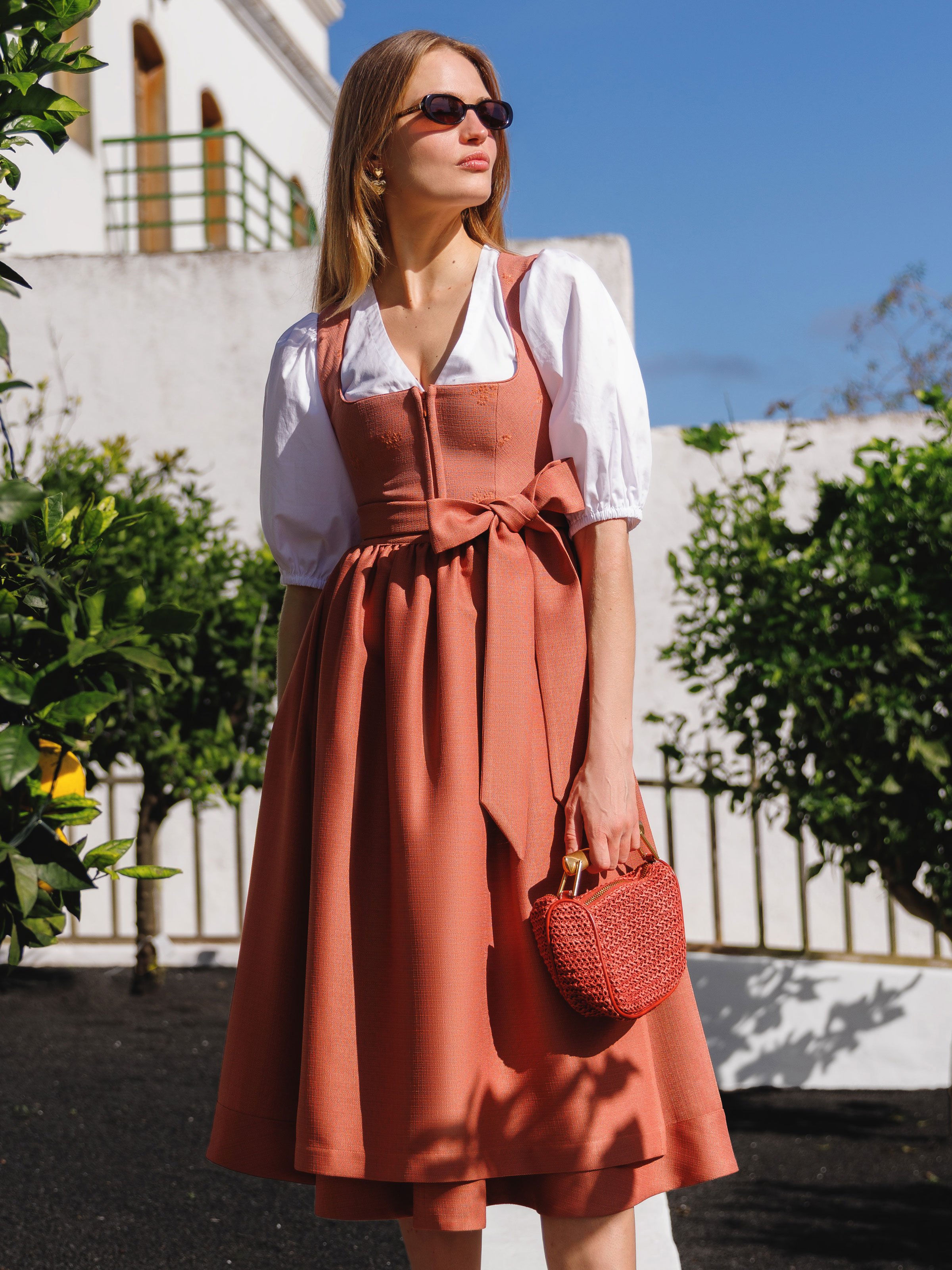 Dirndl in Orange mit Blumenstickerei