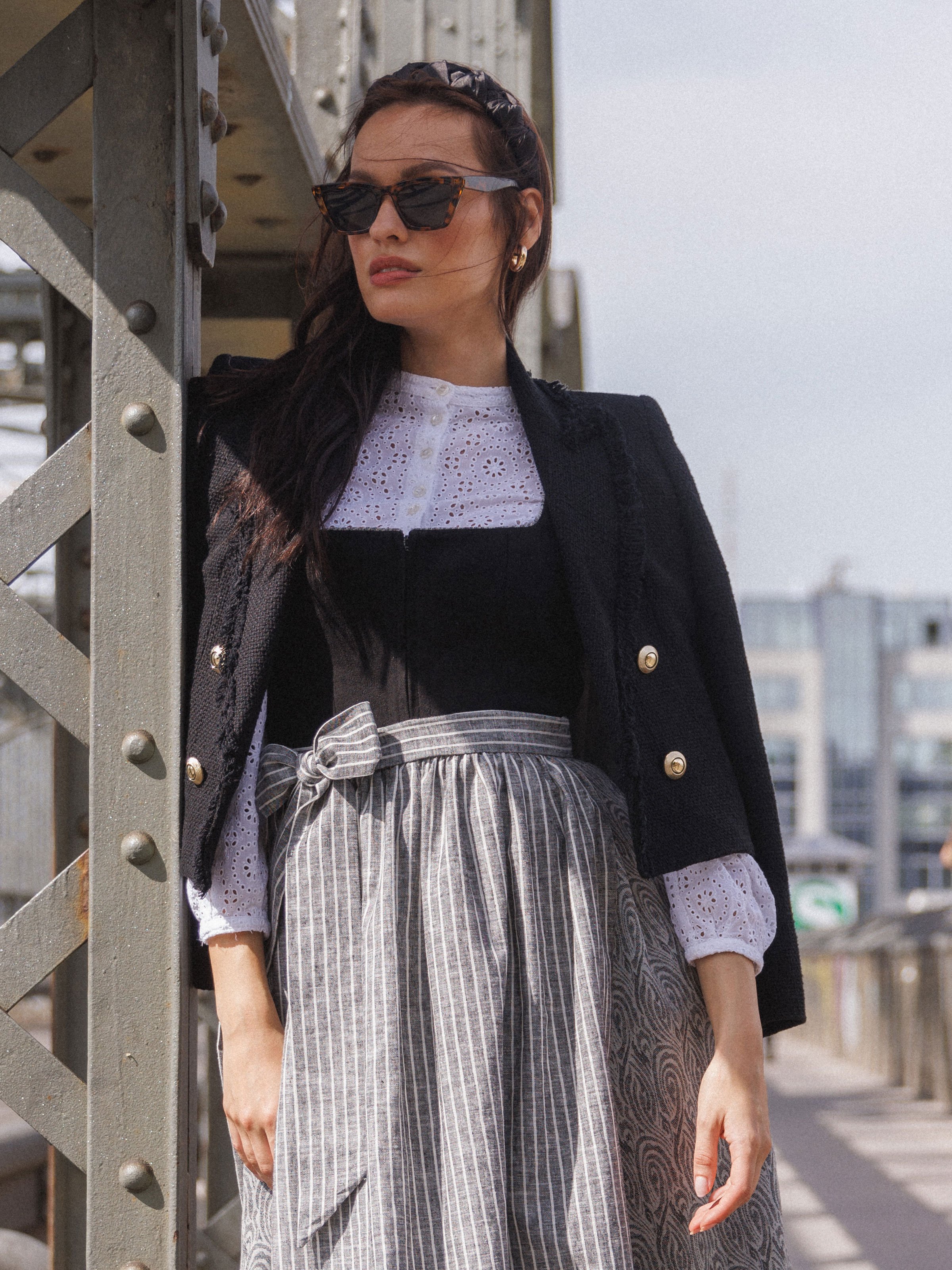 Schwarzes Dirndl mit Samt-Mieder Schwarzes Dirndl mit Samt-Mieder