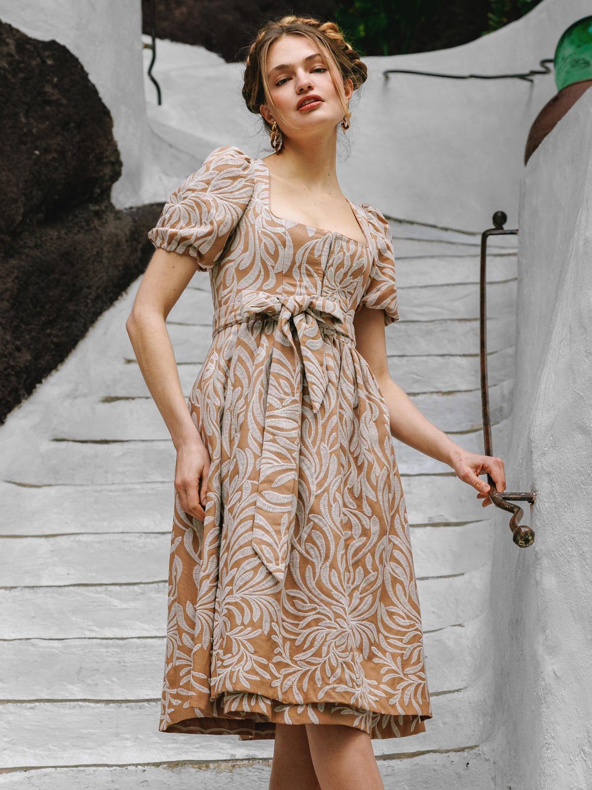 Beiges Dirndl mit besticktem floralem Muster