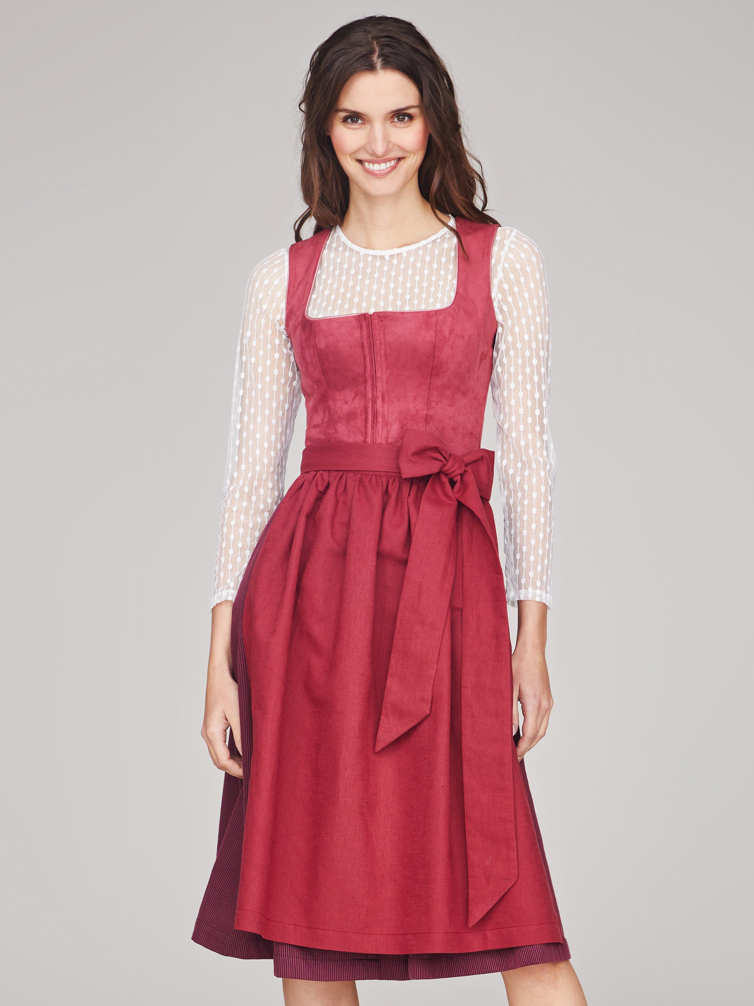 Beerenfarbenes Dirndl mit Velours-Mieder Beerenfarbenes Dirndl mit Velours-Mieder