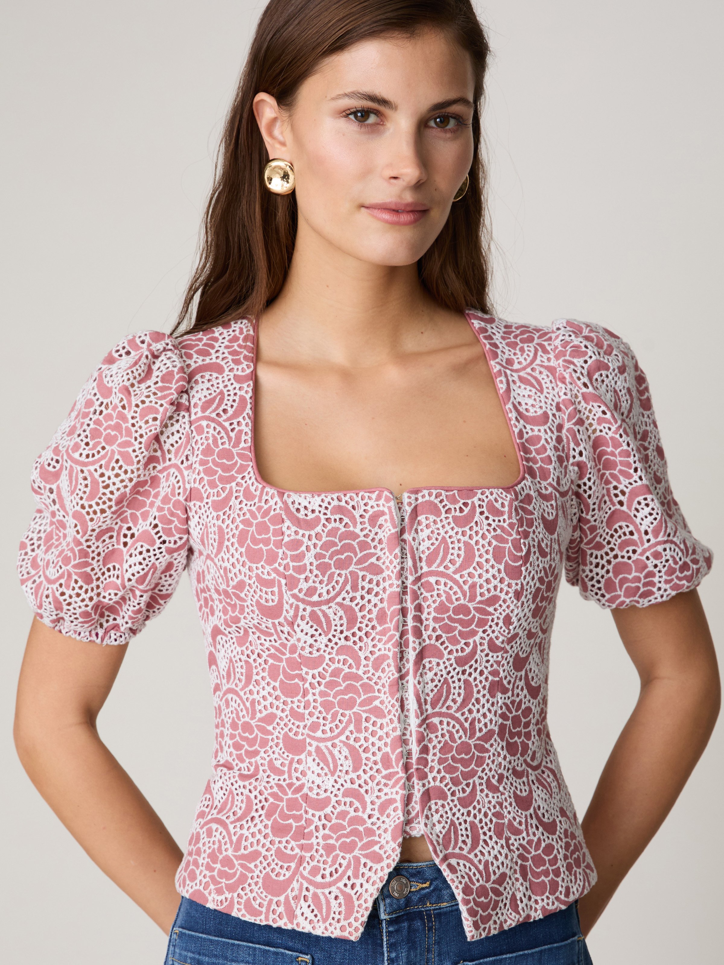 Rosafarbenes Mieder aus Lochspitze