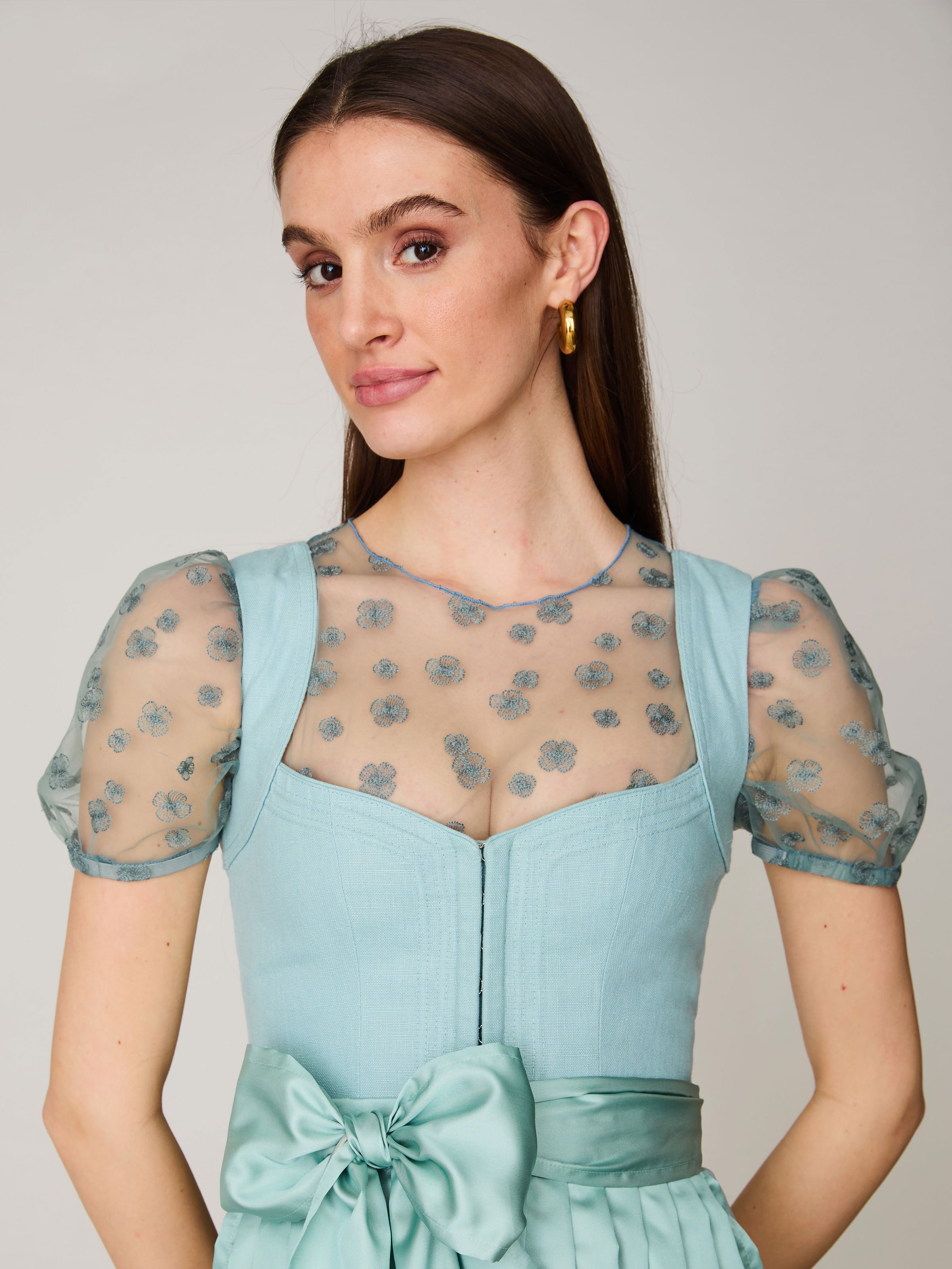 Dirndlbluse in Salbei mit Blumenmuster