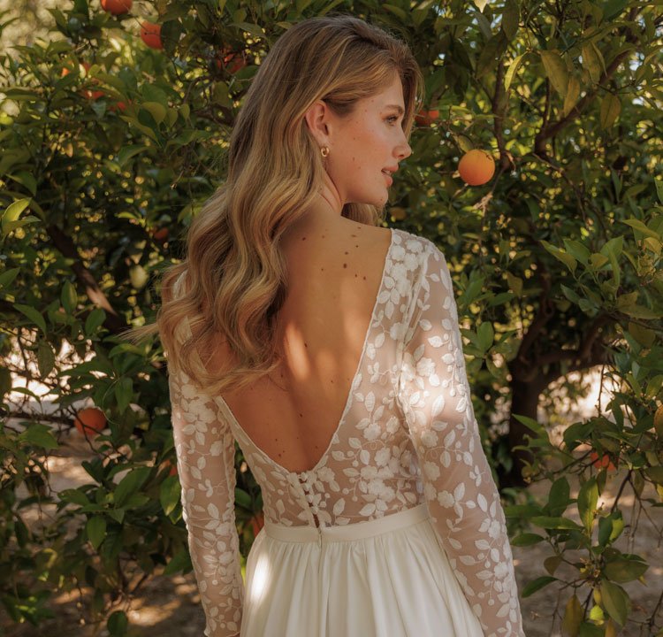 Rückenfreies Brautkleid mit langem Rock und Blumenmuster