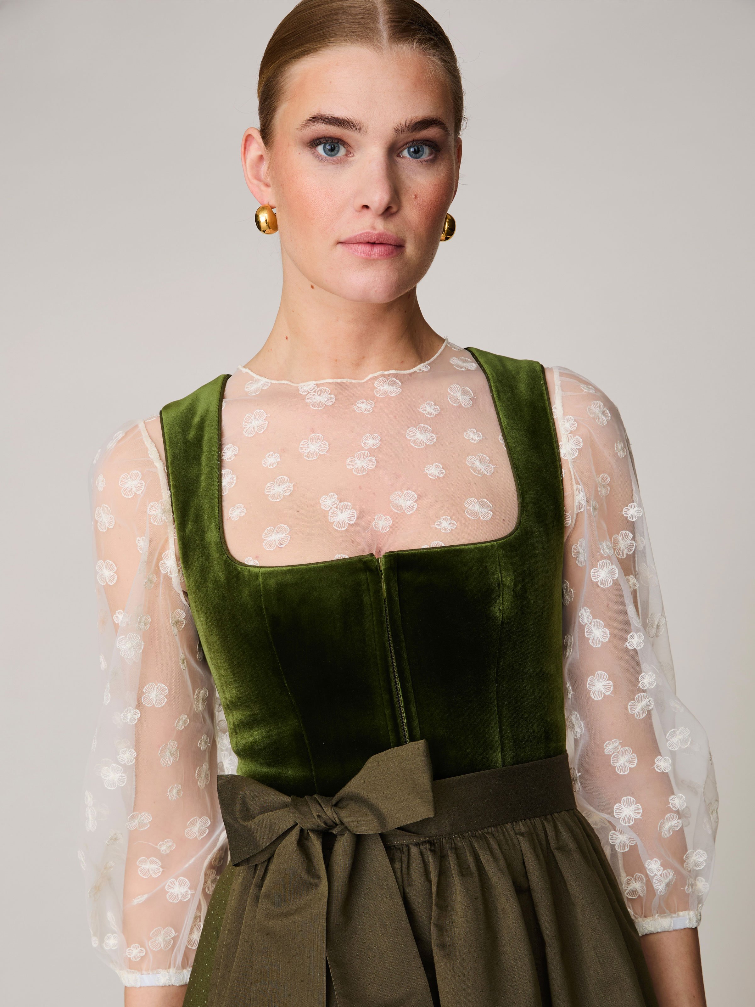 Dirndlbluse in Cremeweiß mit Blumenmuster