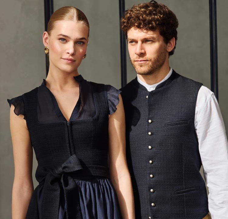 Dirndl in Navy mit gleichfarbiger Bluse und Herren Trachtenweste