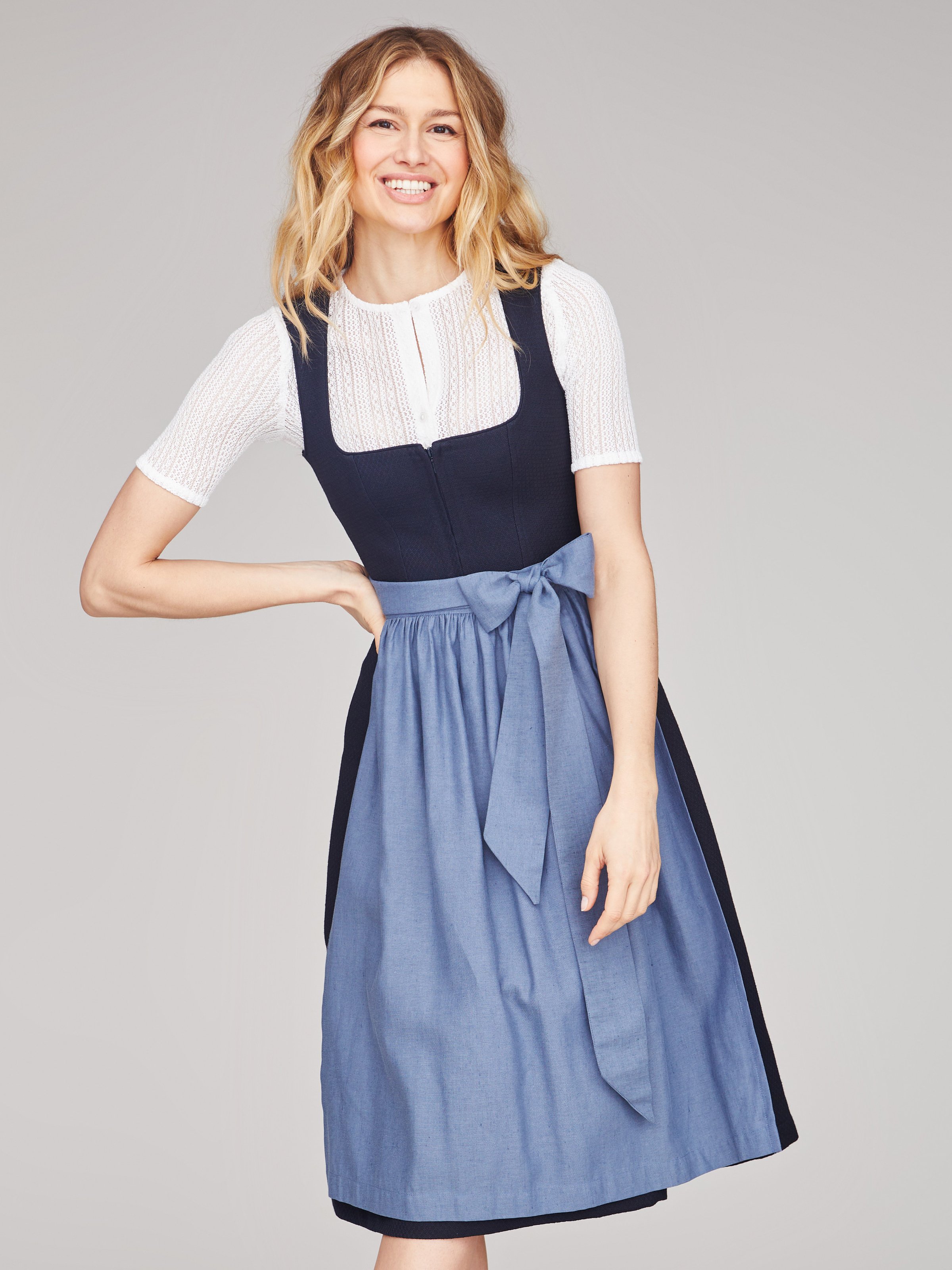 Dunkelblaues strukturiertes Dirndl Dunkelblaues strukturiertes Dirndl