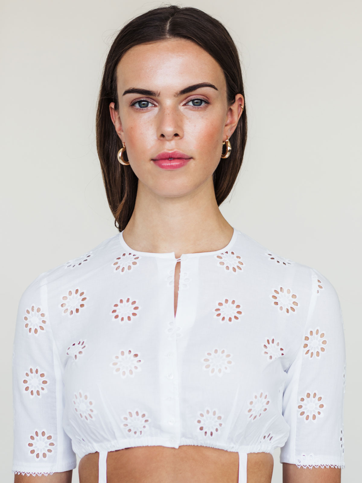 Hochgeschlossene Dirndlbluse mit Blumenmuster