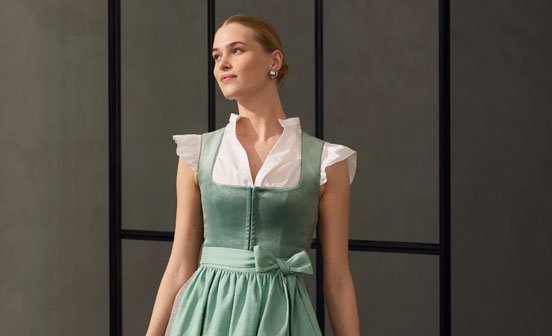 Dirndl mit gemusterten Rock in Salbeigrün  Dirndl mit gemusterten Rock in Salbeigrün