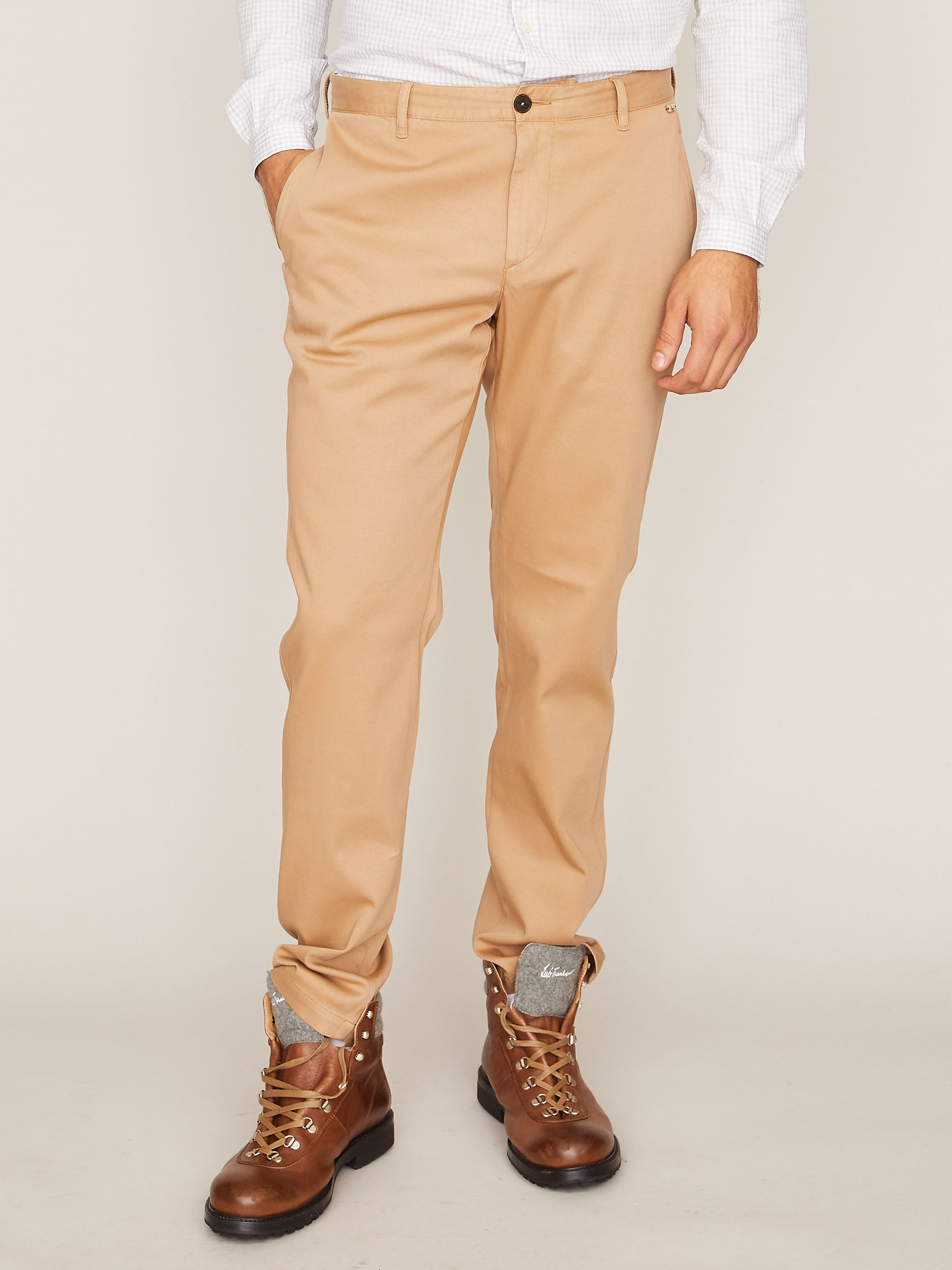 Hellbraune Chino mit Logo-Applikation