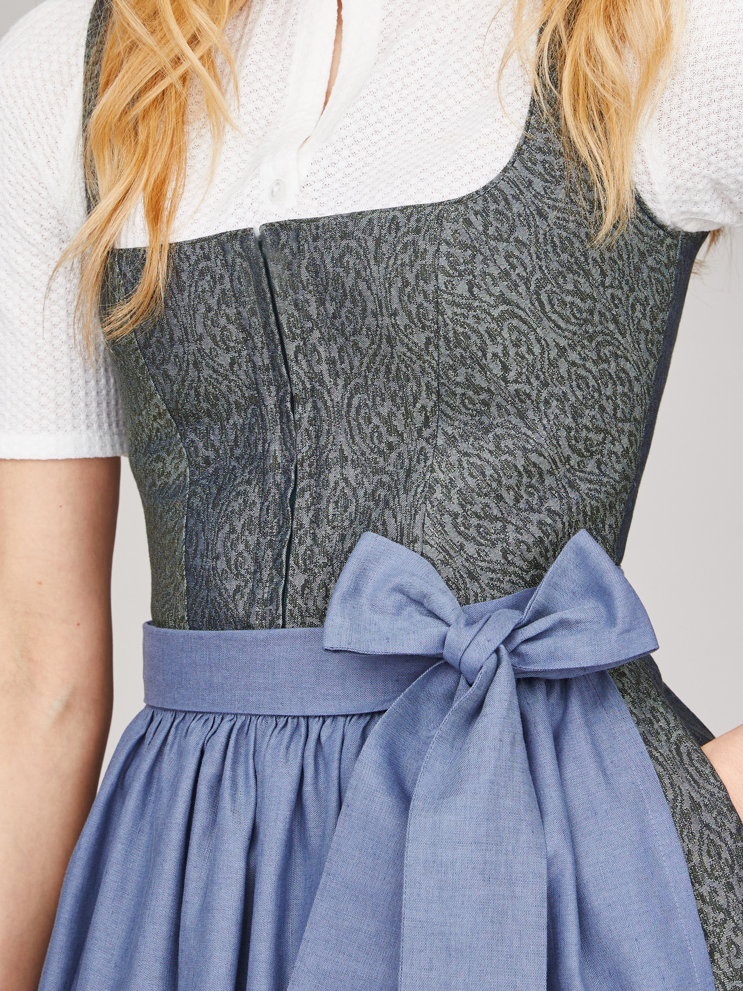 Dunkelgrün schimmerndes Dirndl Dunkelgrün schimmerndes Dirndl