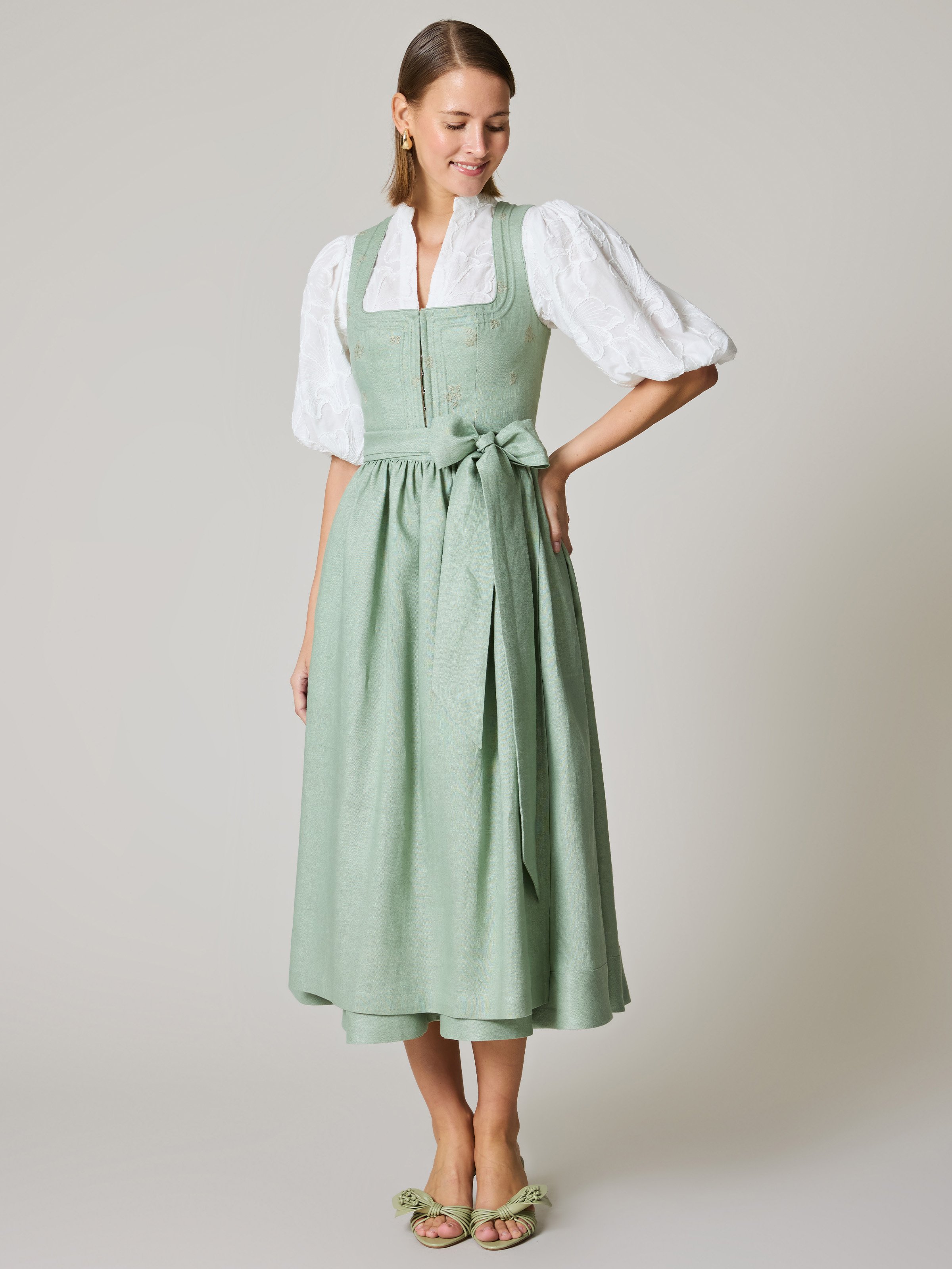 Salbeigrünes Dirndl mit Blumenstickerei