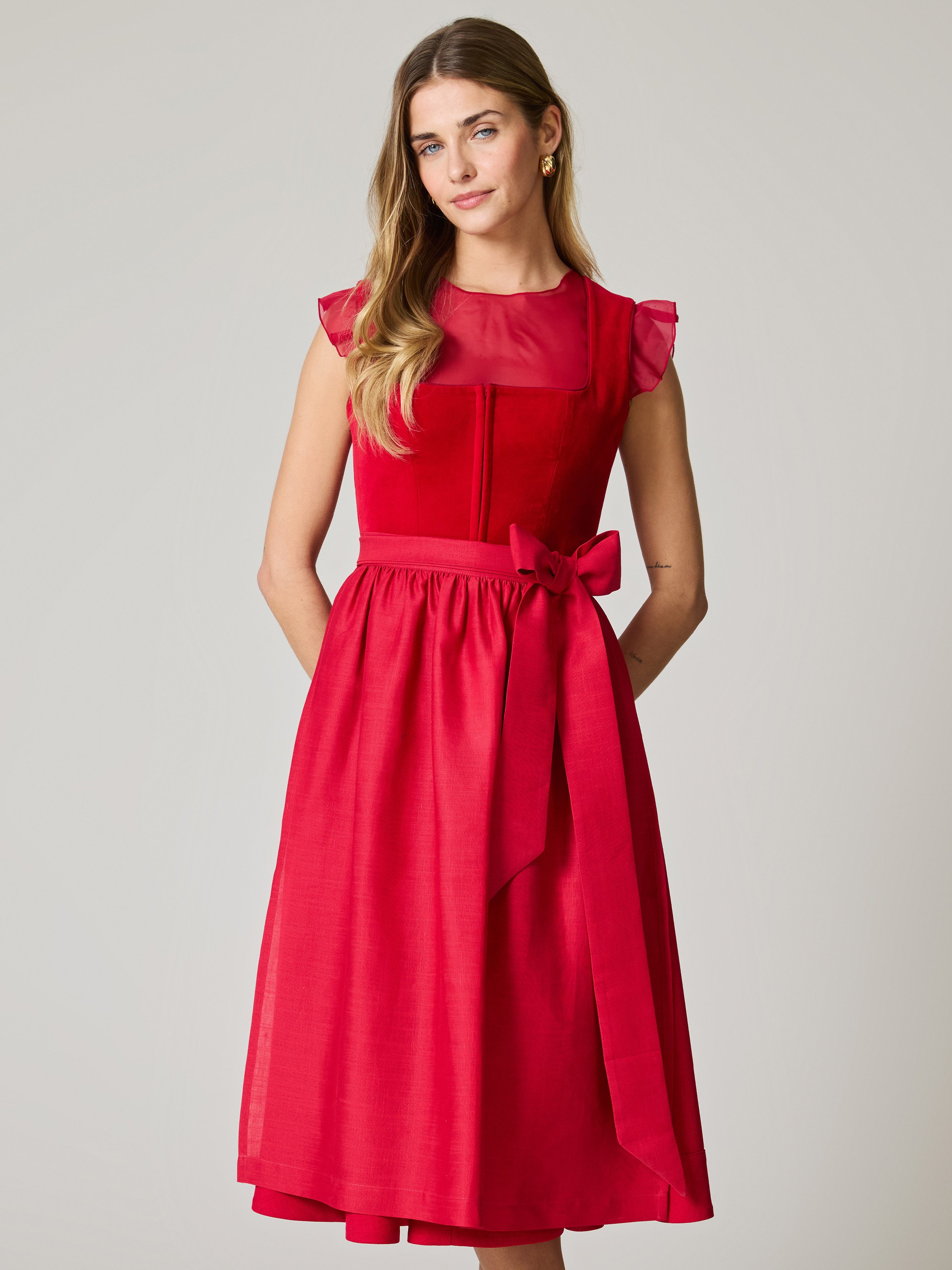 Rotes Dirndl mit Samtmieder