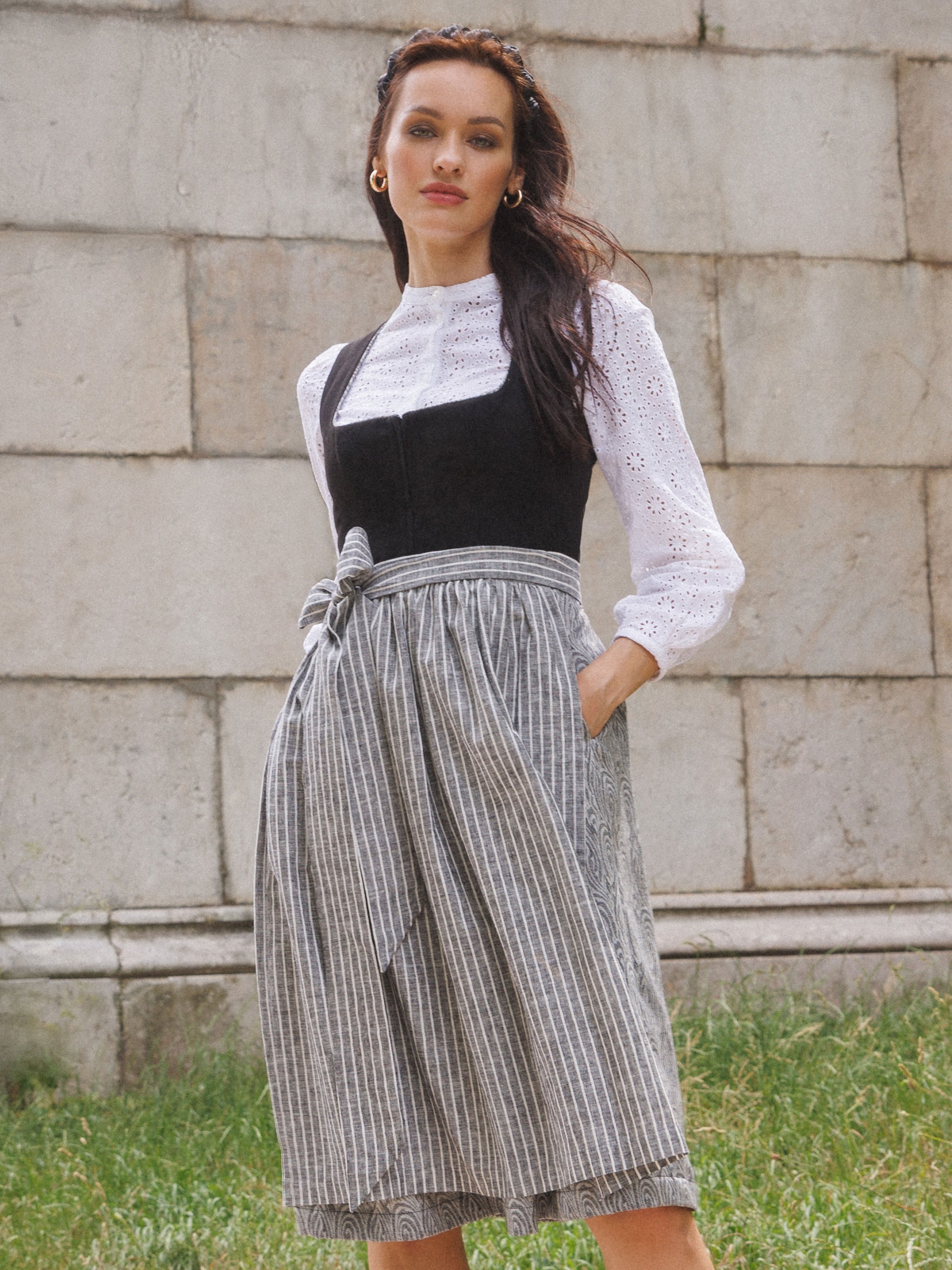 Schwarzes Dirndl mit Samt-Mieder Schwarzes Dirndl mit Samt-Mieder