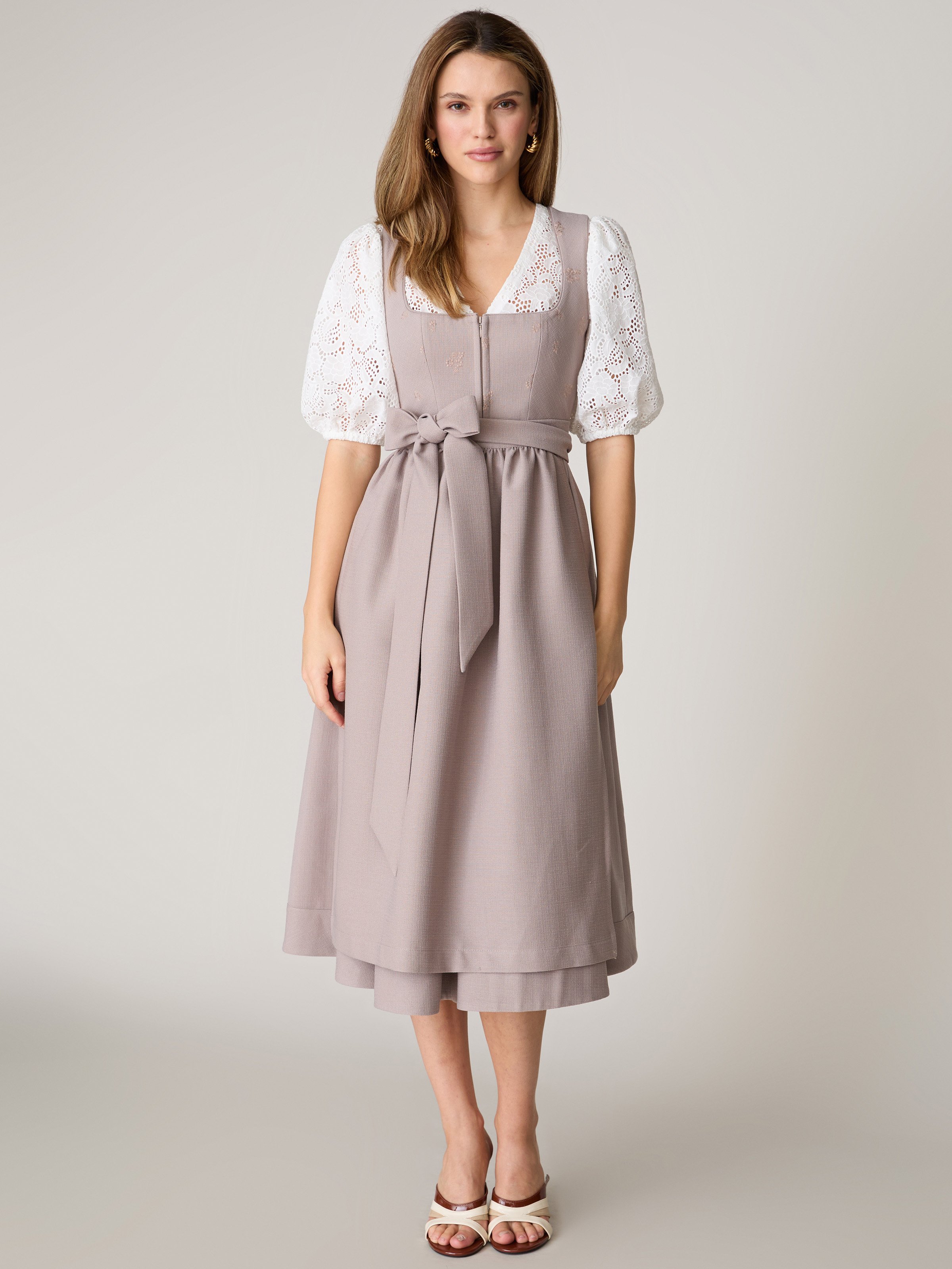 Hellbraunes Dirndl mit Blumenstickerei