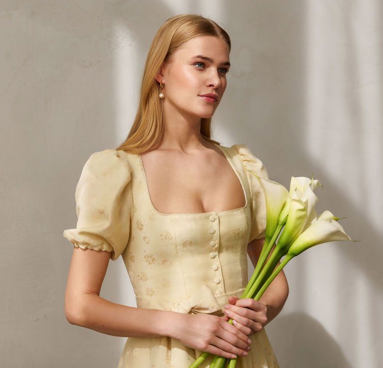 Hellgelbes Dirndl mit Puffärmeln und floralem Muster