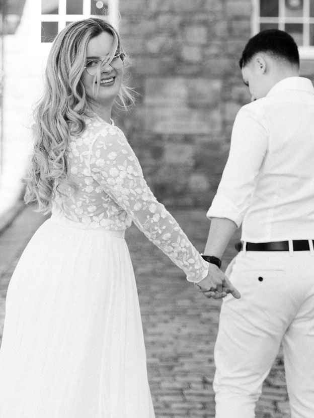 Real Bride mit langem Braut Rock und Braut-Body aus floraler Spitze