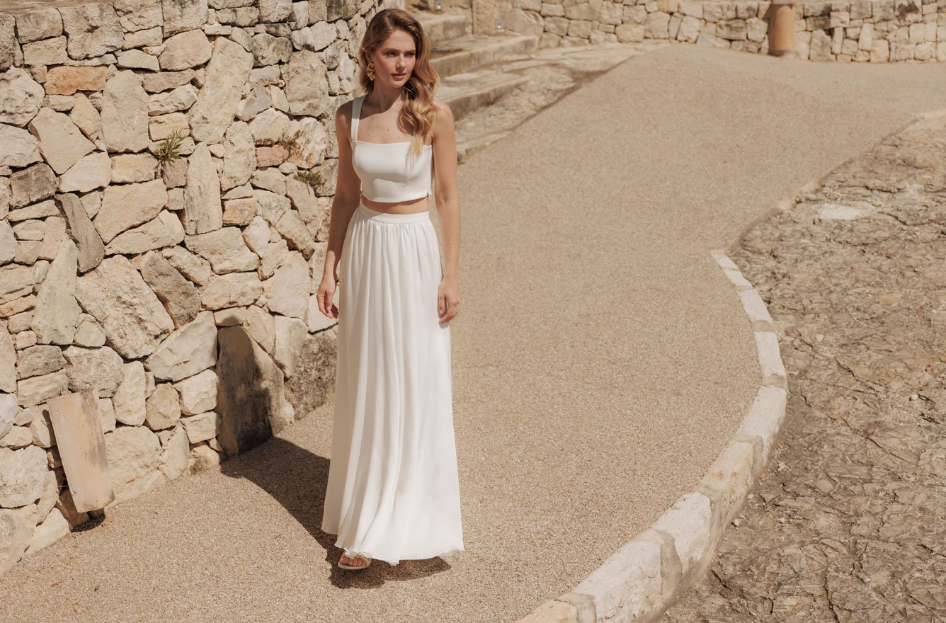 Braut-Top mit breiten Trägern kombiniert mit einem langem Braut-Rock Braut-Top mit breiten Trägern kombiniert mit einem langem Braut-Rock