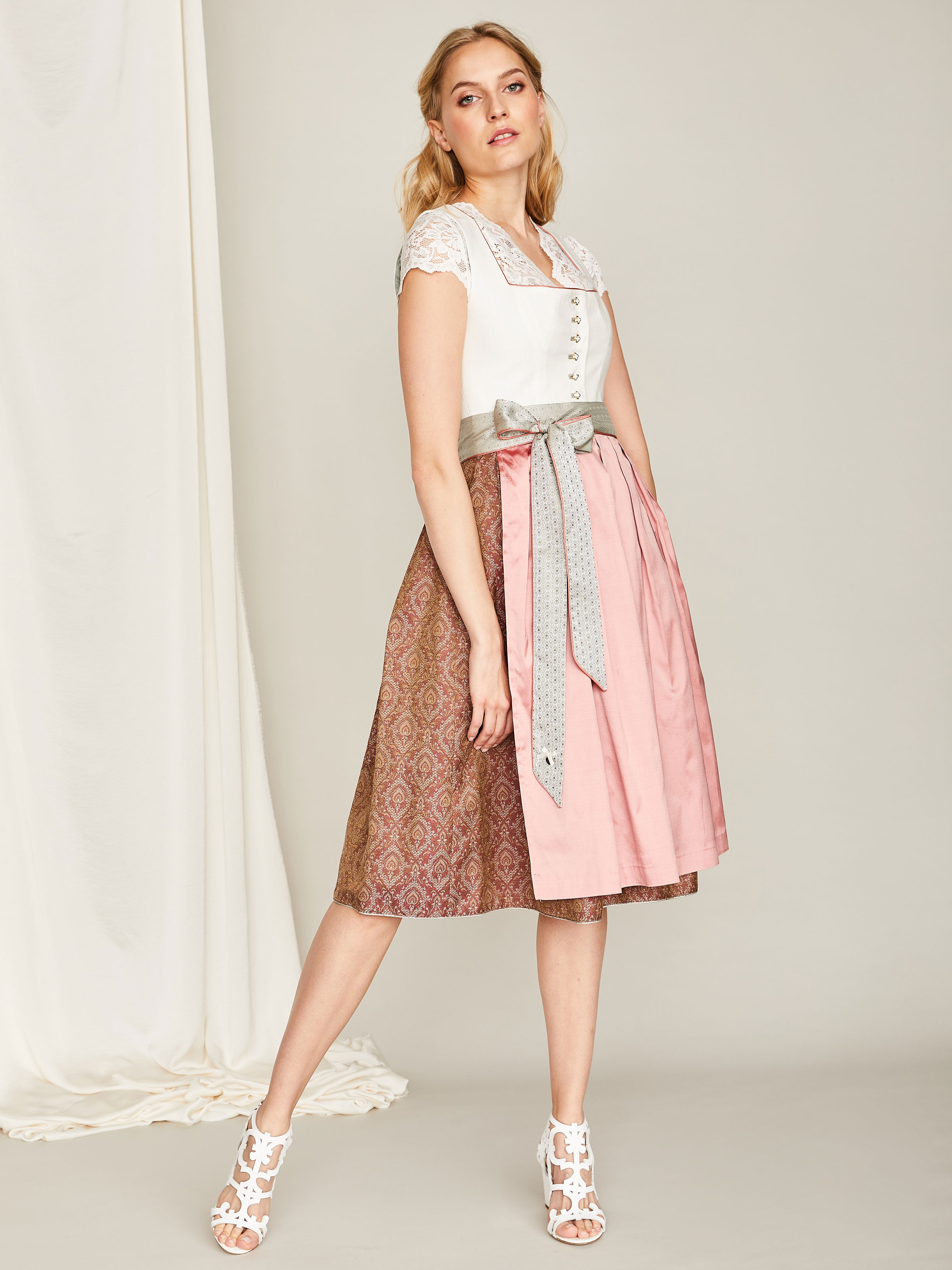 Zauberhaftes Dirndl mit Leinenmieder