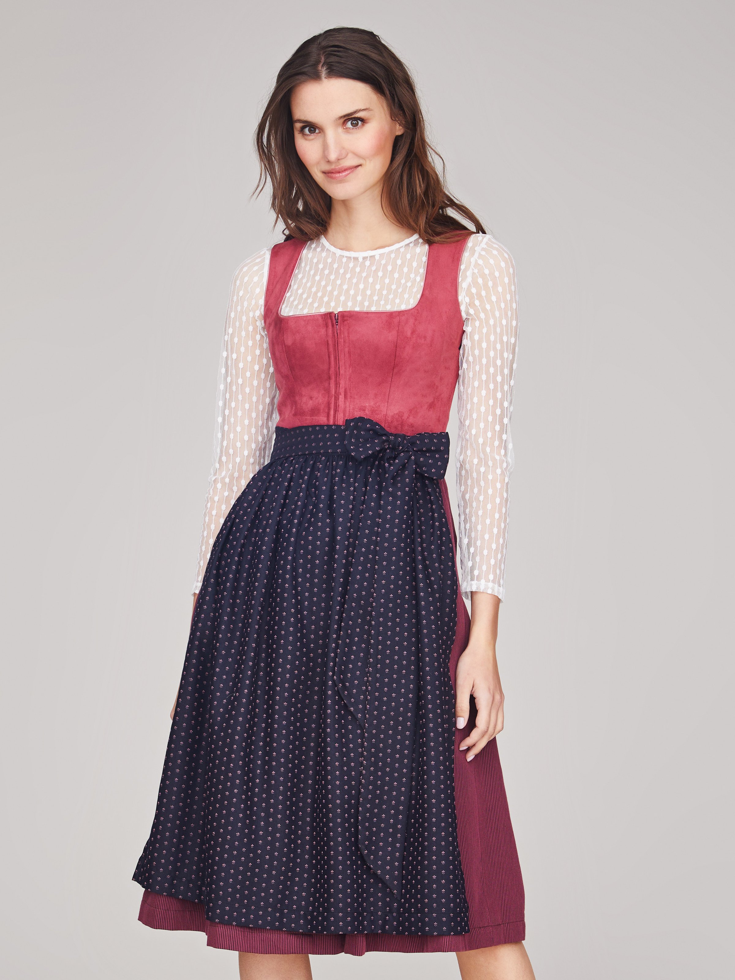 Beerenfarbenes Dirndl mit Velours-Mieder Beerenfarbenes Dirndl mit Velours-Mieder