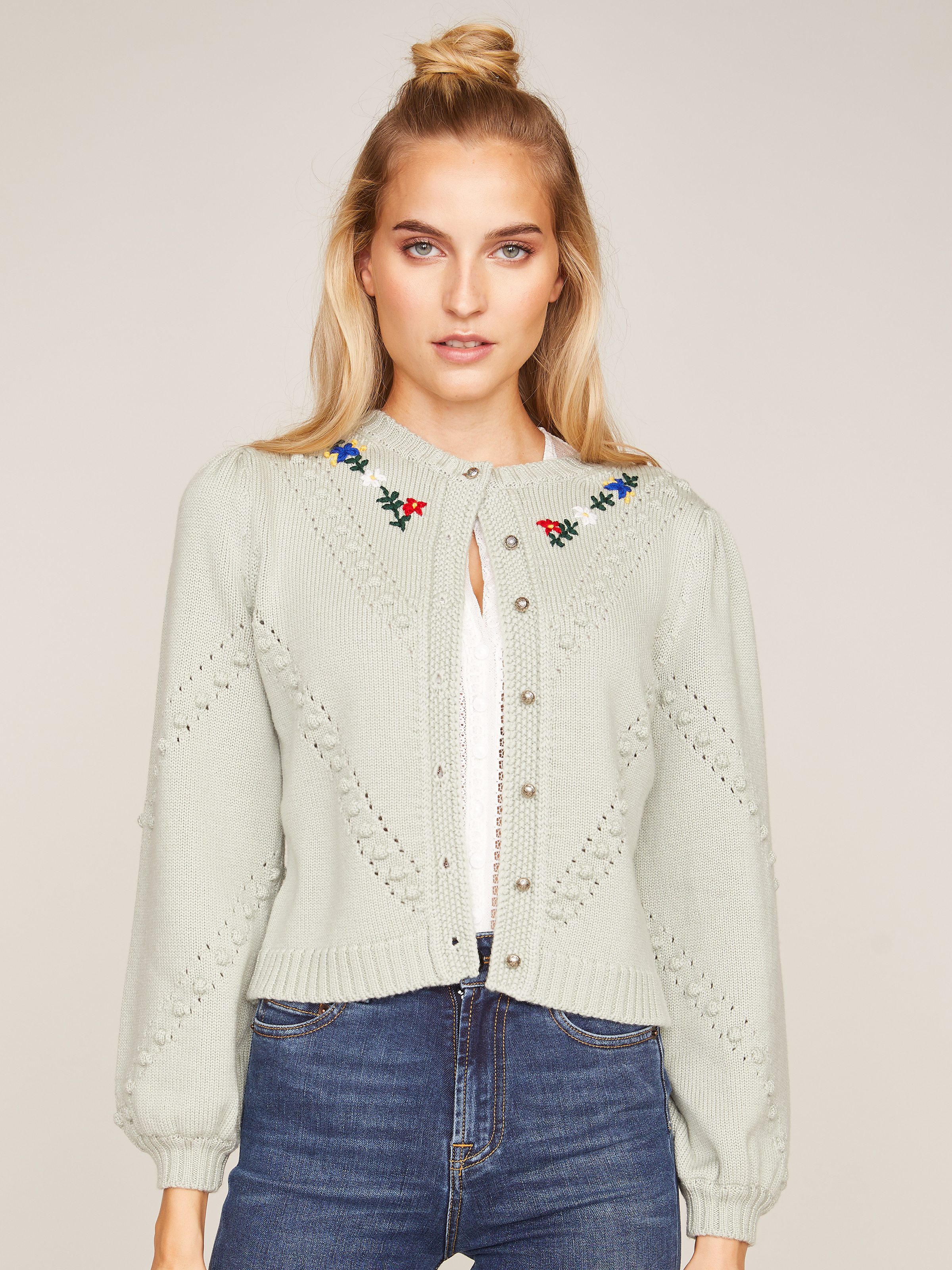 Strickjacke in Khaki mit Blumenstickerei